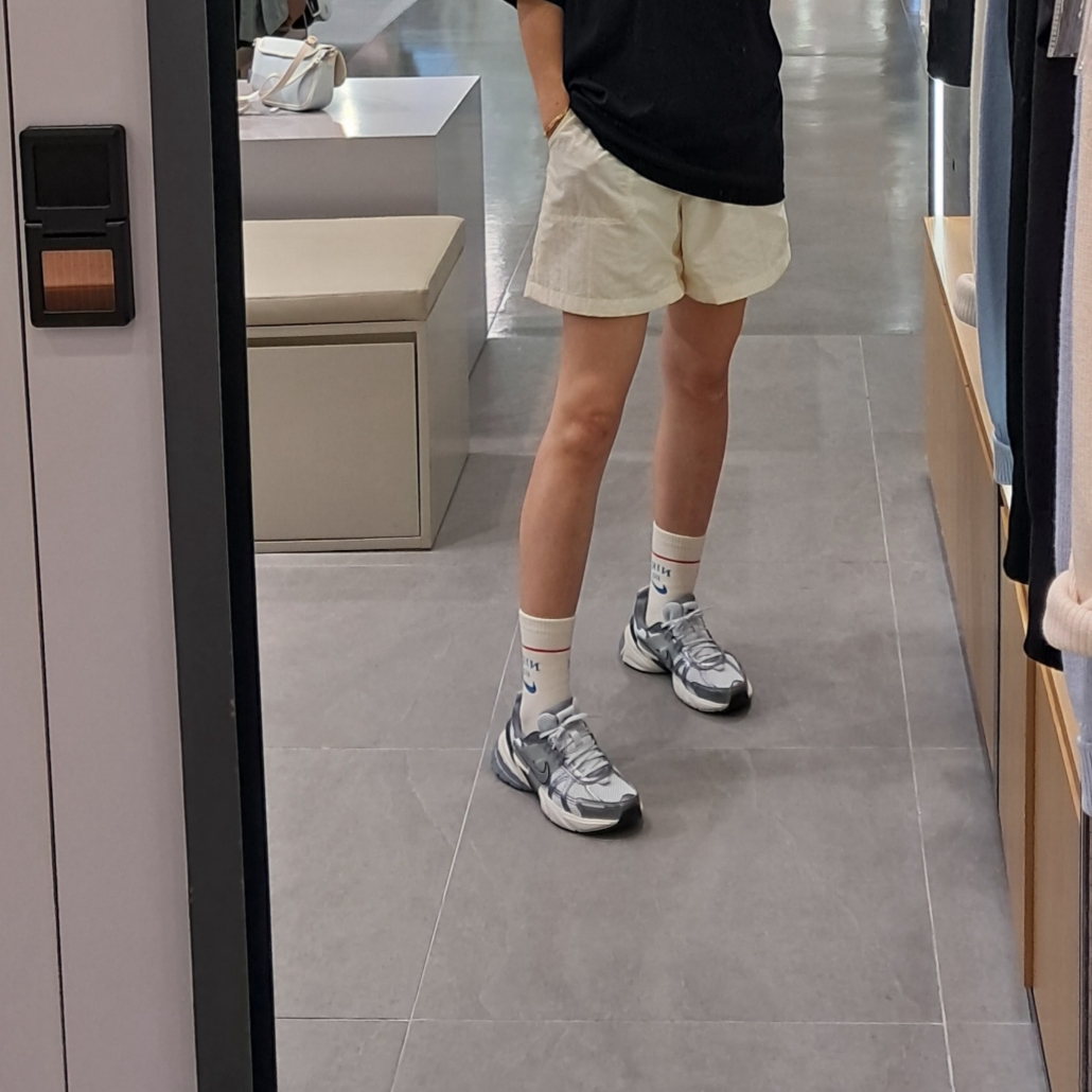 Nike V2K Run Pure Platinum Wolf Grey 착용 스타일