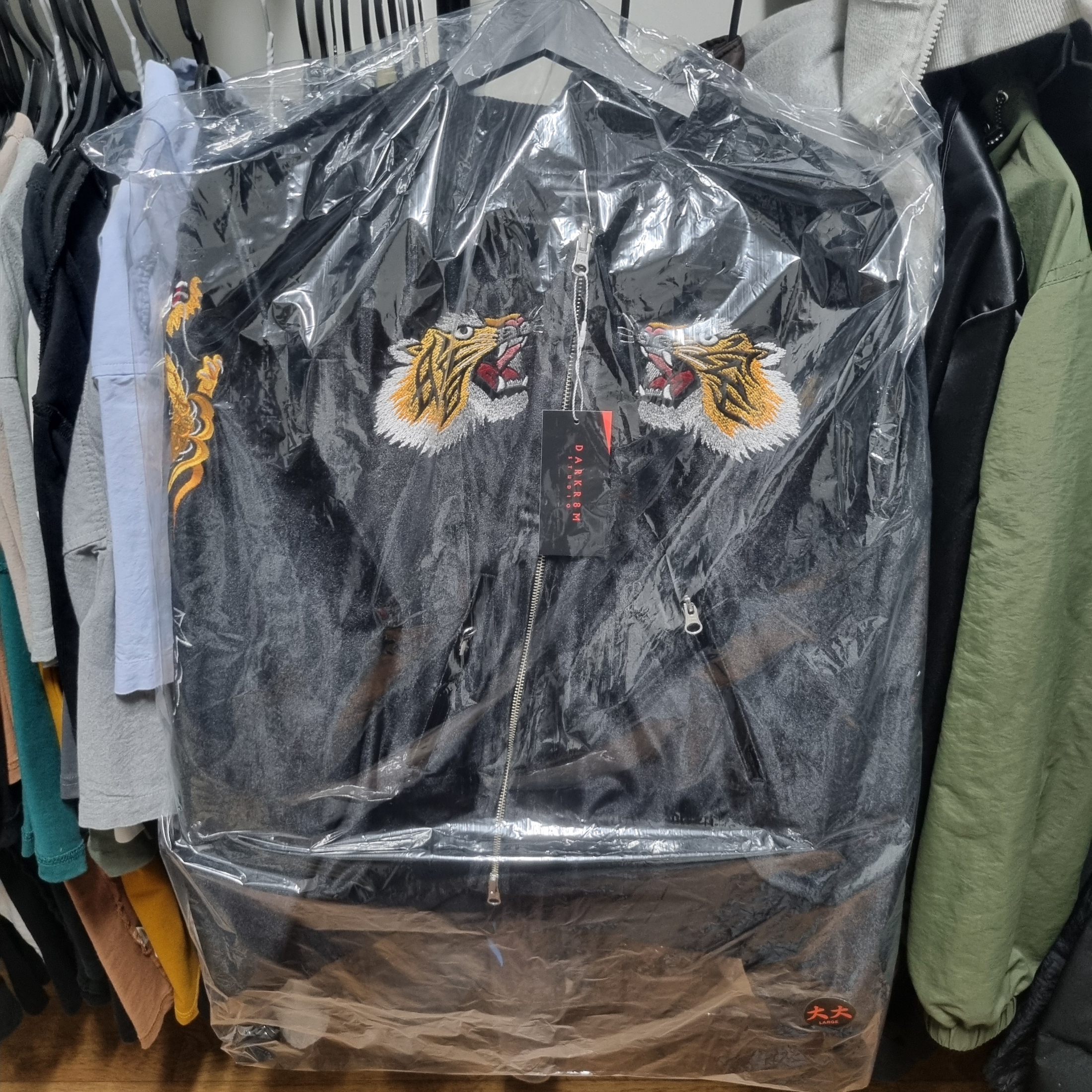 Darkr8m Studio x Chance Clothing Souvenir Jacket Black 착용 스타일 - 7