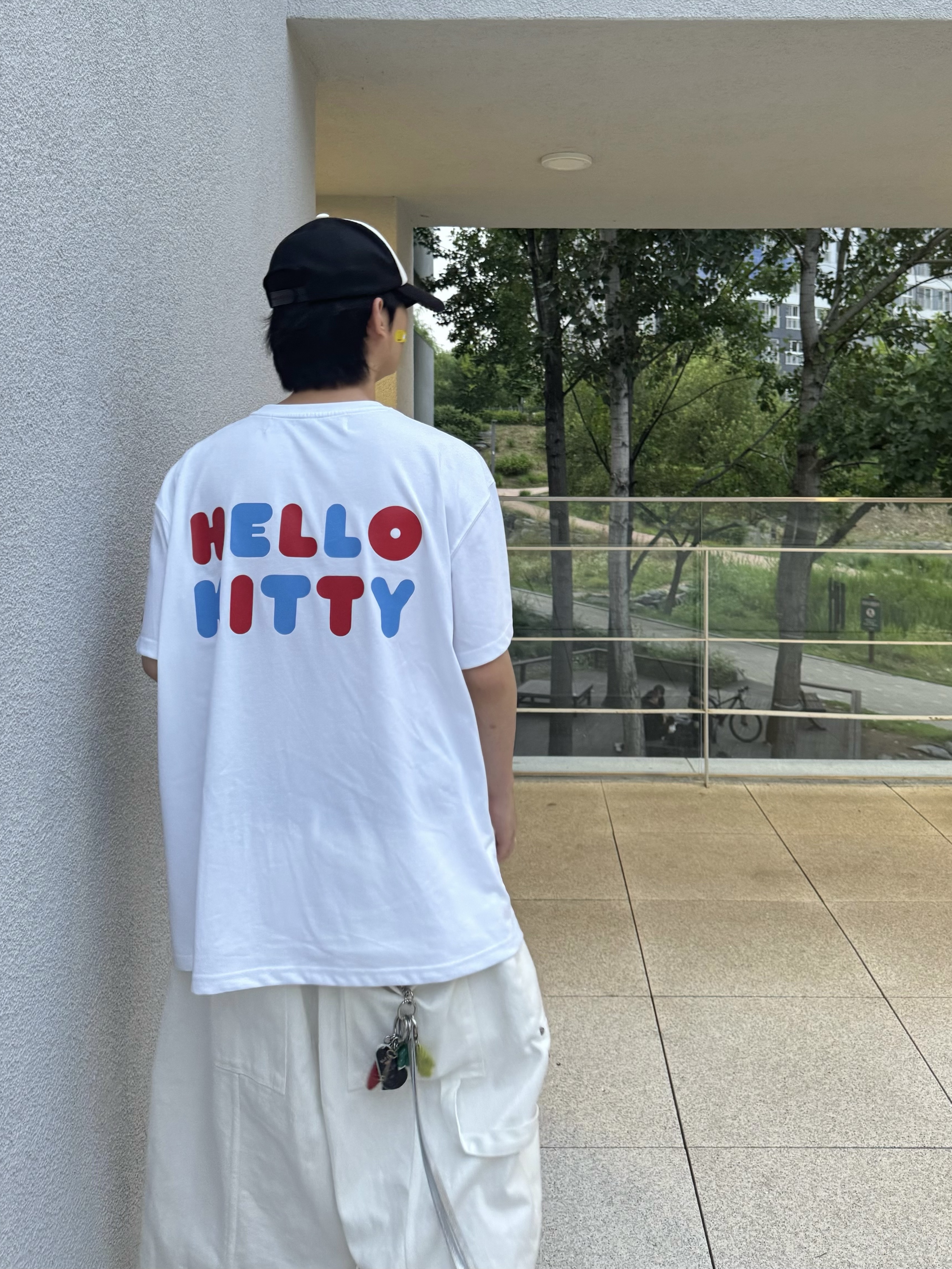 Open Yy x Hello Kitty T-Shirt White, Open Yy x Hello Kitty Trucker Cap Black 착용 스타일 - 4