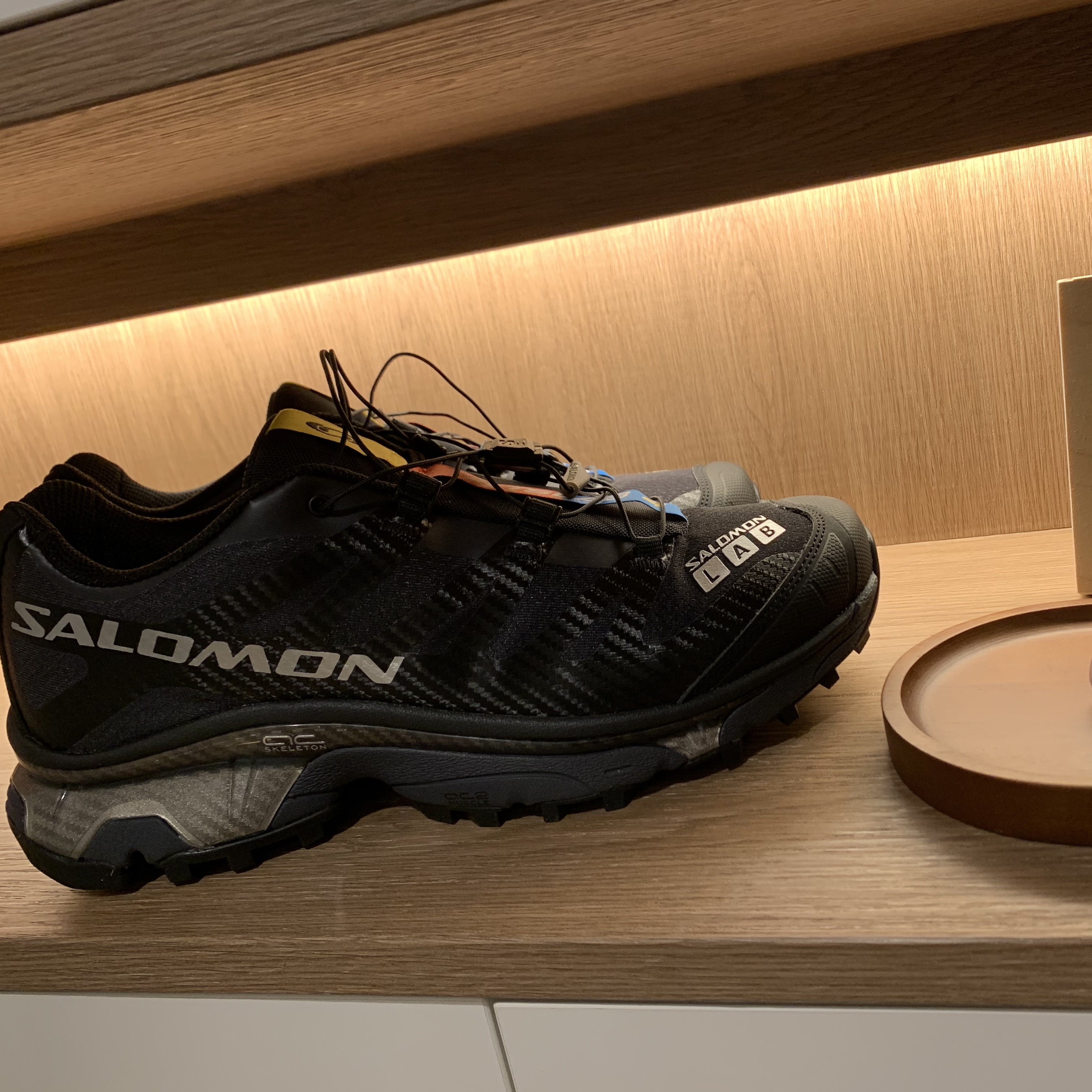 Salomon XT-4 Black Silver Metallic 착용 스타일