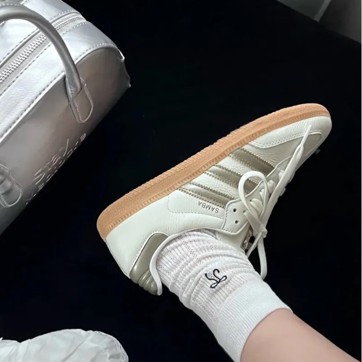 (W) Adidas Samba OG Off White Cyber Metallic, Adidas x Wales Bonner Samba Wonder Clay Royal Blue 착용 스타일 - 4