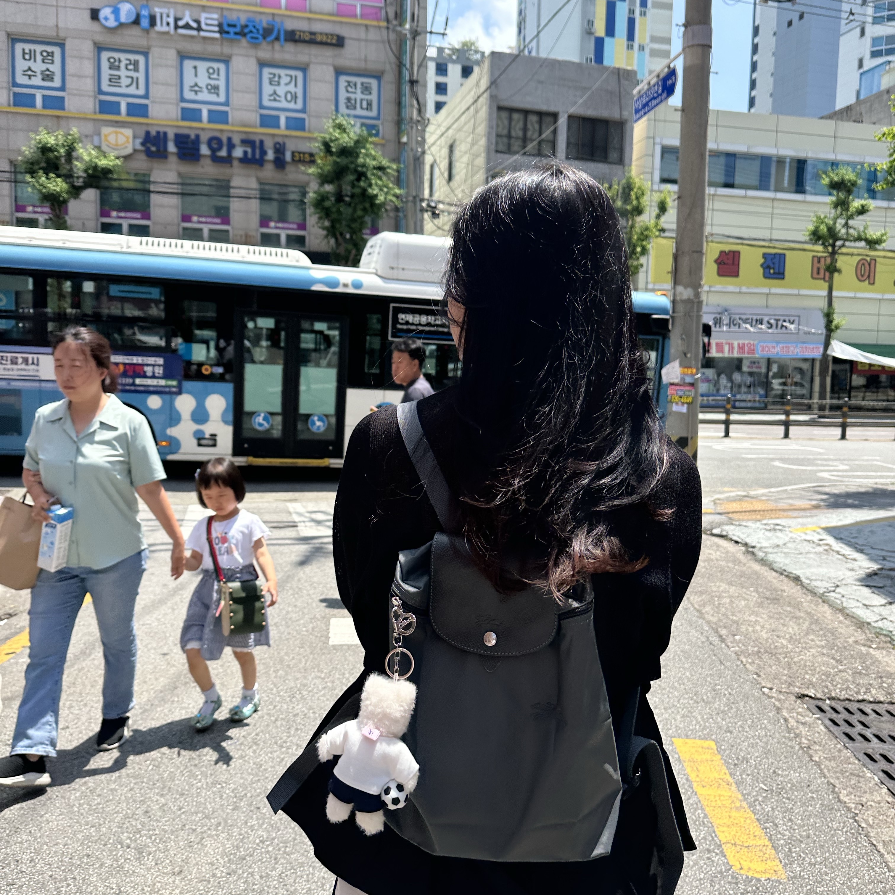 [예약 배송] NOS7 x Monamhee SON.hee Cream, Longchamp Le Pliage Green M Backpack Black 착용 스타일 - 2