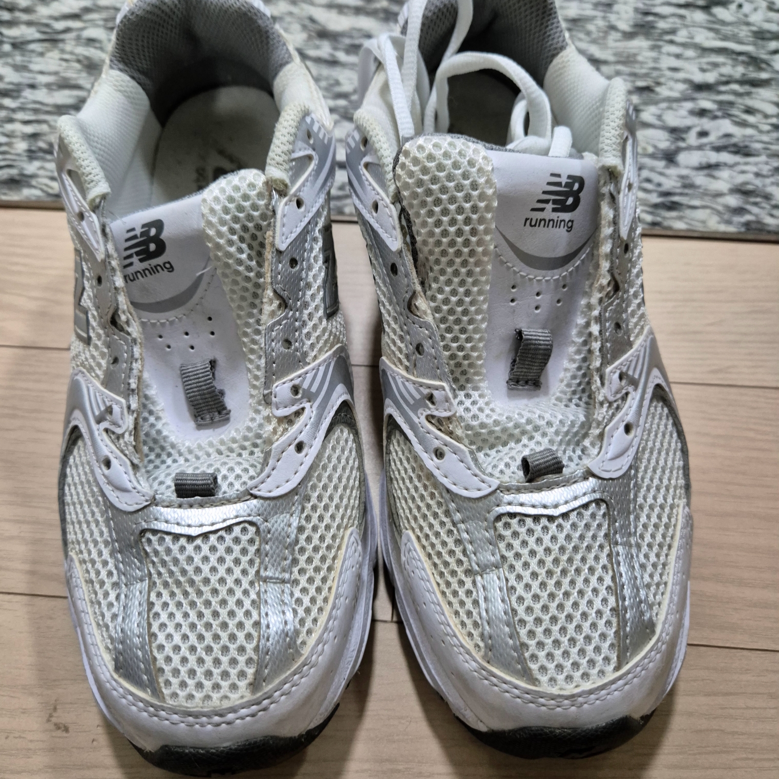 New Balance 530 White Silver 착용 스타일 - 2