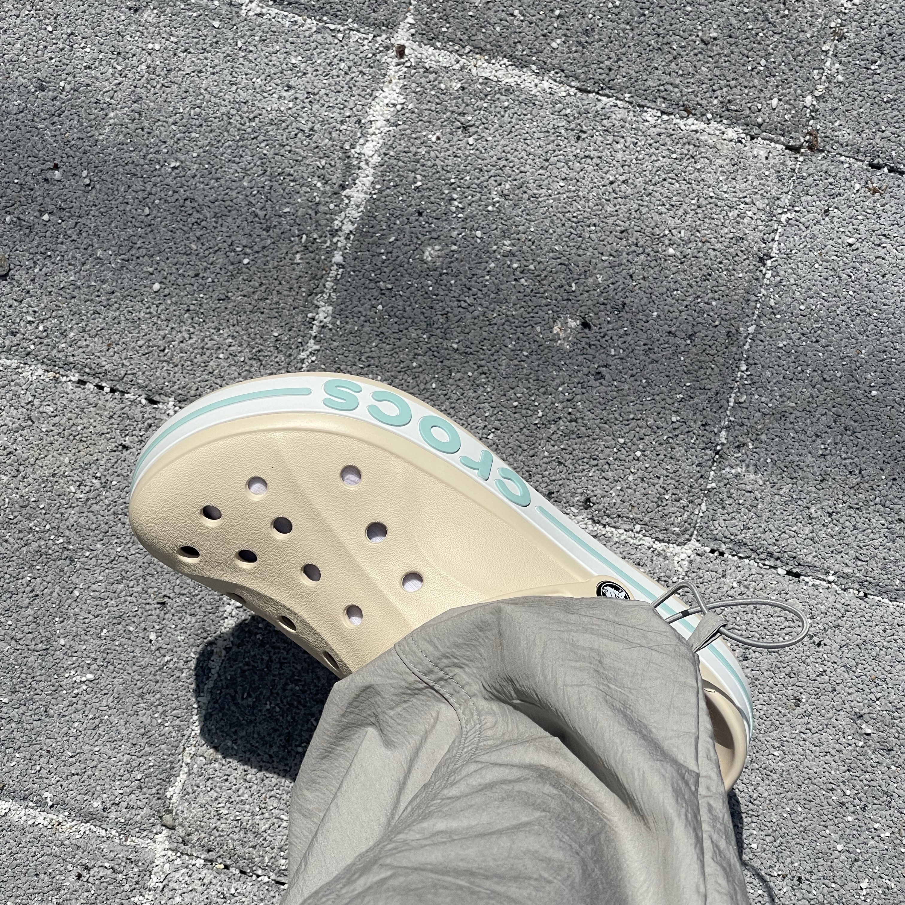 Crocs Bayaband Clog Winter White Multi 착용 스타일 - 3