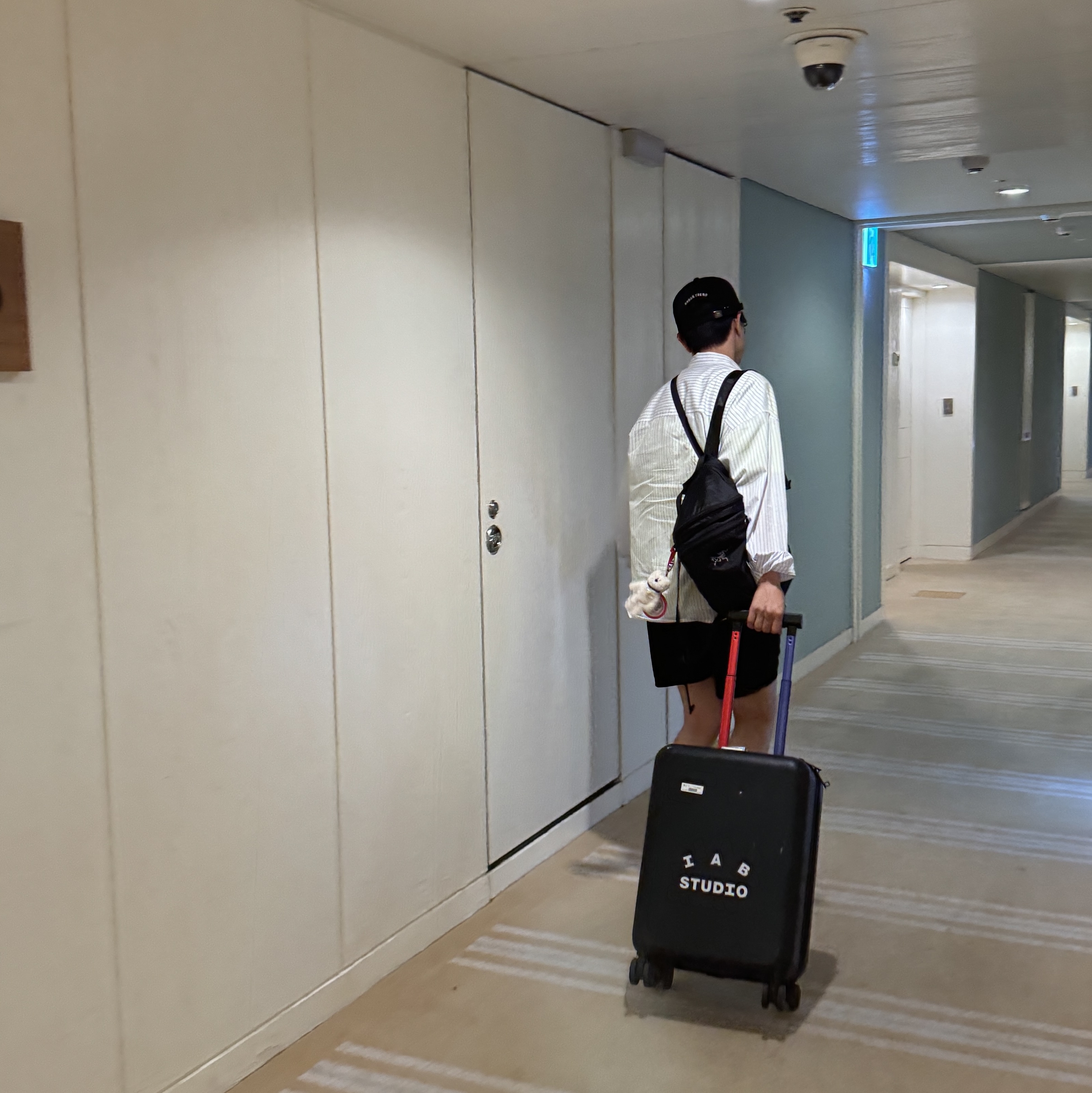 Arc'teryx Heliad 15 Backpack Black, Monamhee Creami Keyring Cream - KREAM Exclusive 착용 스타일