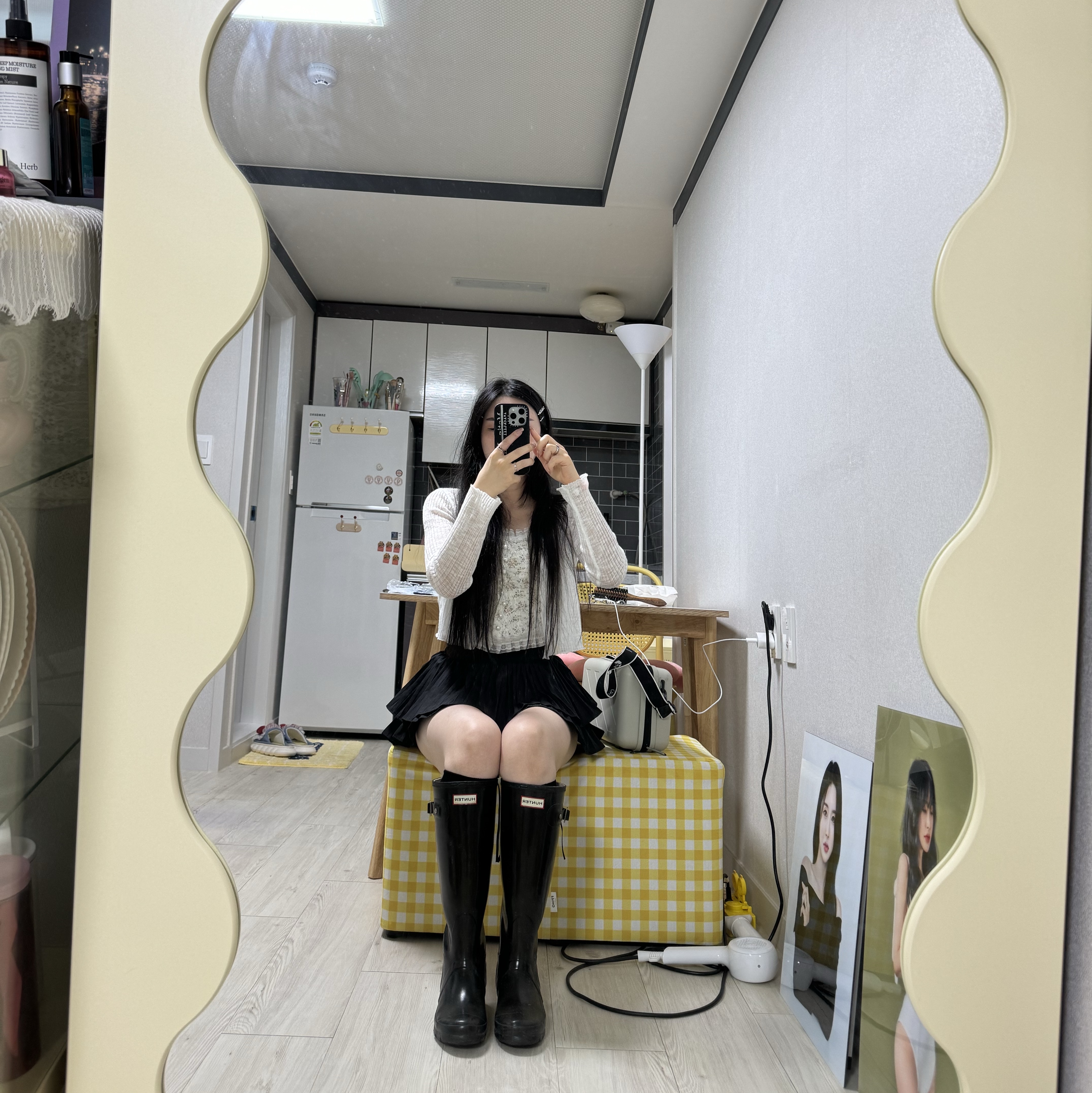 Off-White x Amore Pacific Protection Box (Without Cosmetics), (W) Hunter Original Refined Tall Rain Boots Black 착용 스타일 - 2