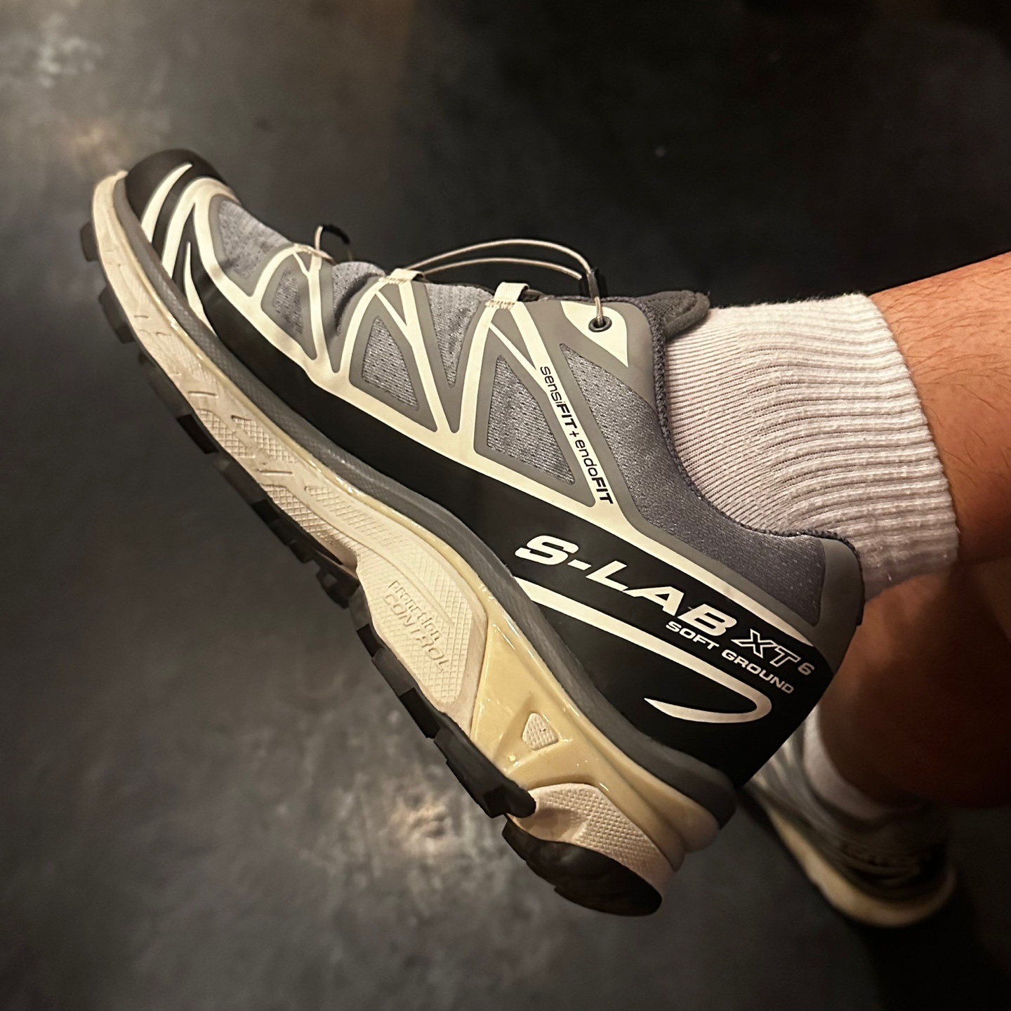 Salomon XT-6 Recut Phantom Vanilla Ice 착용 스타일