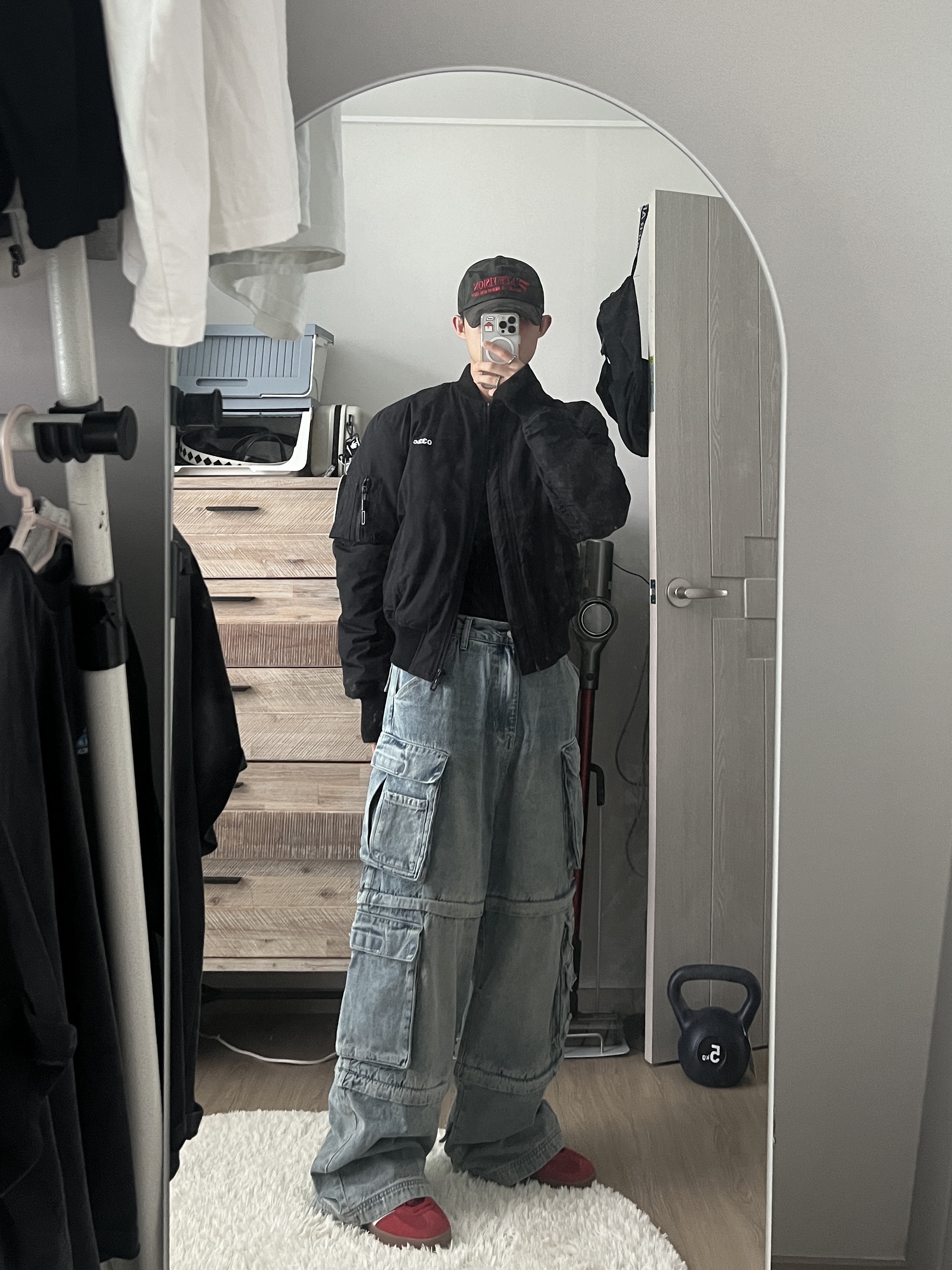 032c Mayhem Bomber Jacket Black, Project G/R Oversized Convertible Cargo Pants Blue 착용 스타일 - 1
