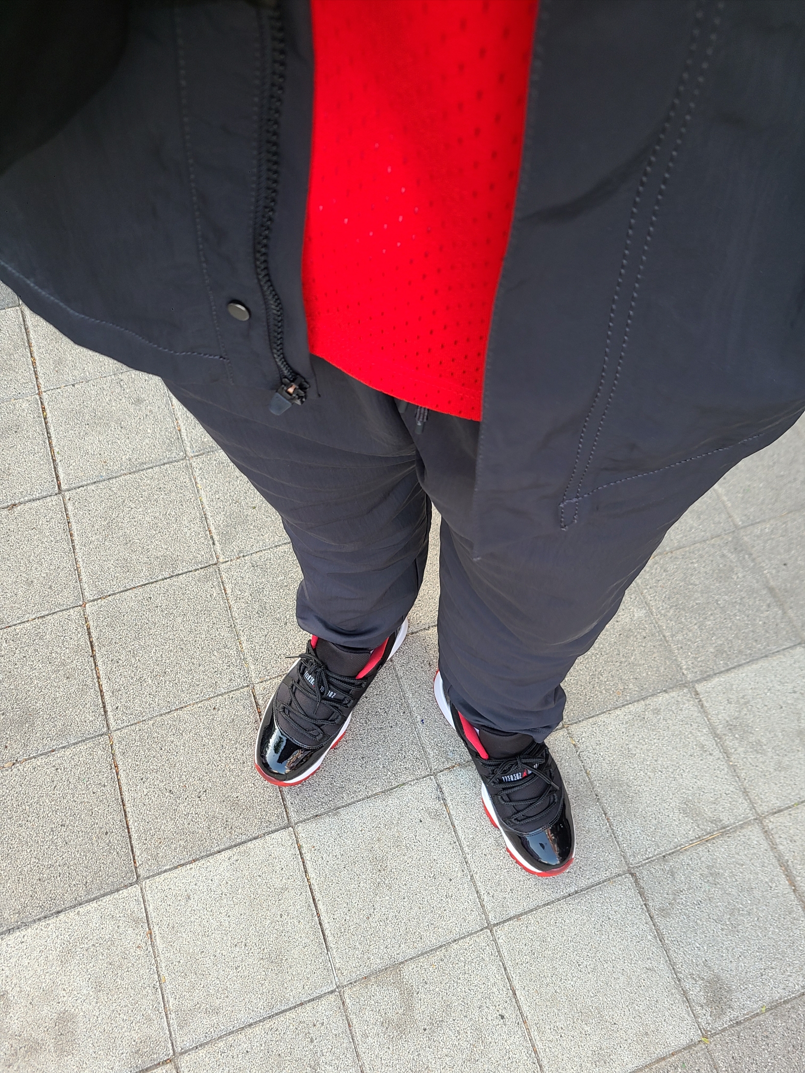 Jordan 11 Retro Low Bred, Nike x Fear of God Warm Up Pants Off Noir 착용 스타일 - 1
