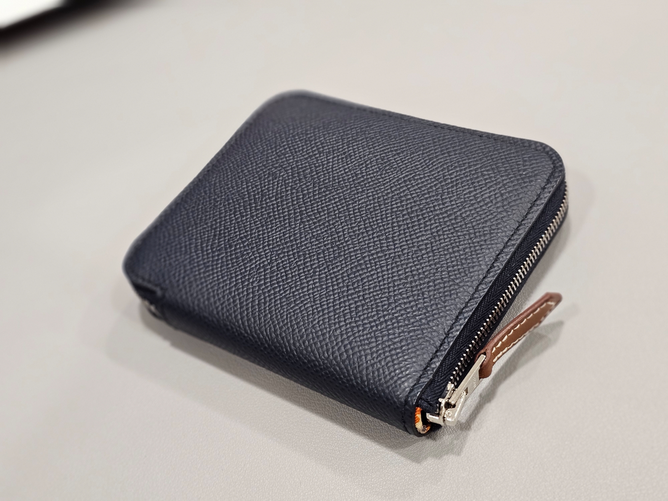 Hermes Silk'In Compact Wallet Epsom Barenia & Palladium Bleu Indigo Caban Jaune Ambre 착용 스타일 - 1
