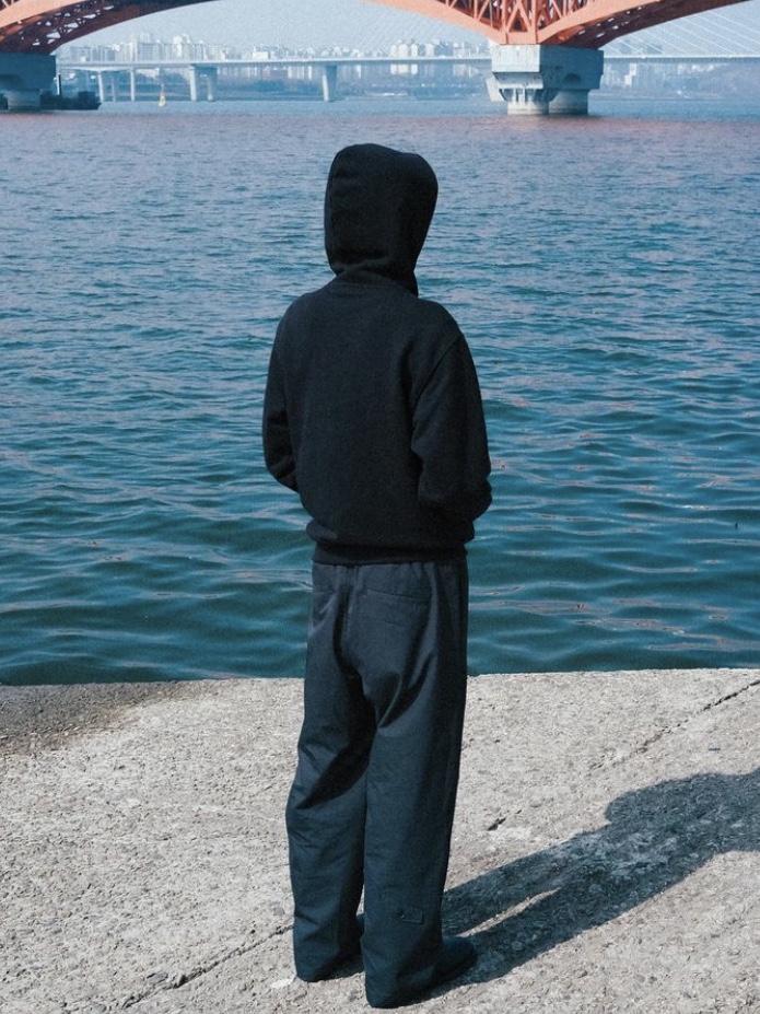 Curated Parade Uncircle Hoodie Black 착용 스타일 - 2