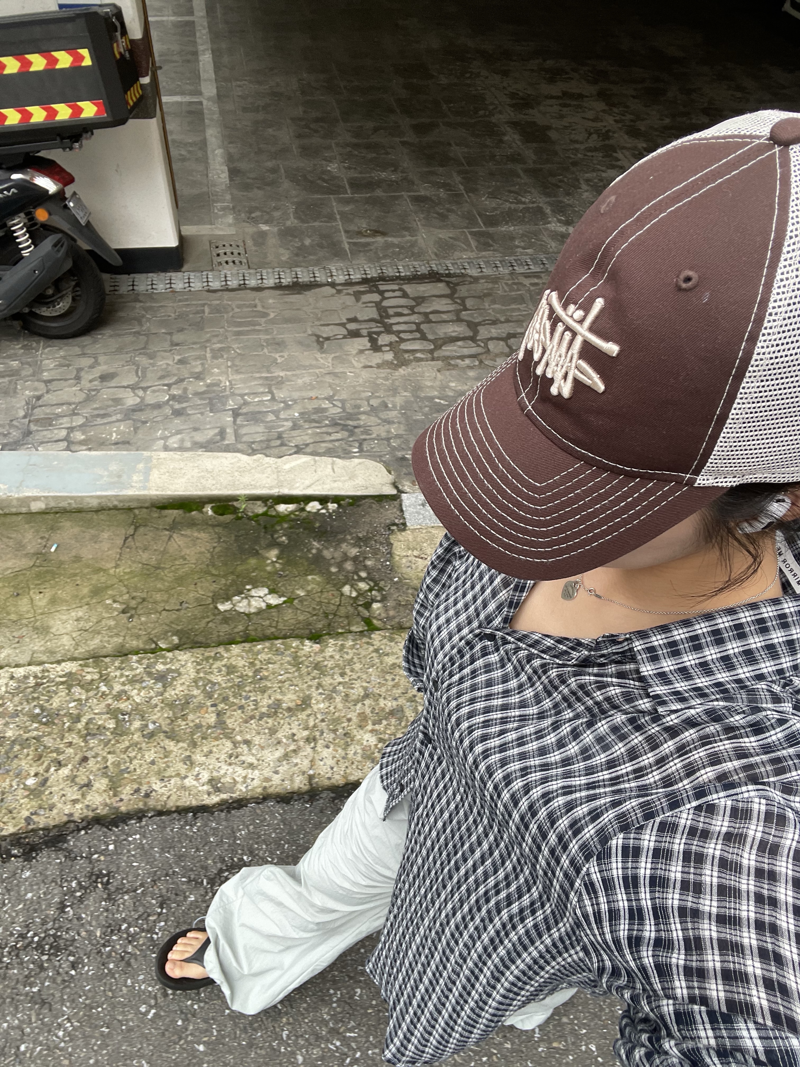 Stussy New Era 9twenty Basic Trucker Brown, Oofos OOriginal Black 착용 스타일 - 4
