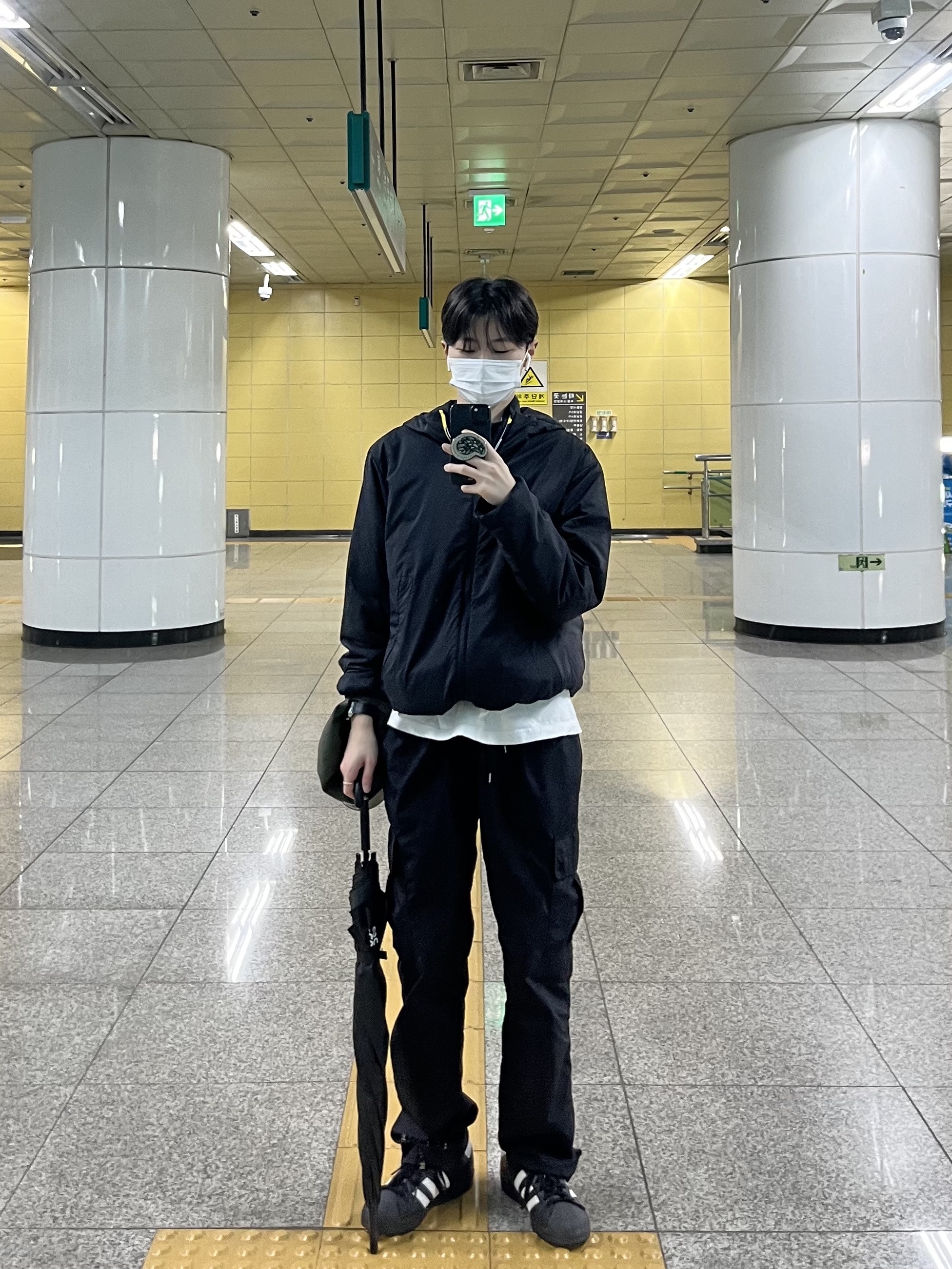 Salomon Modisay Jacket Black, Adidas Superstar Core Black White 착용 스타일 - 2