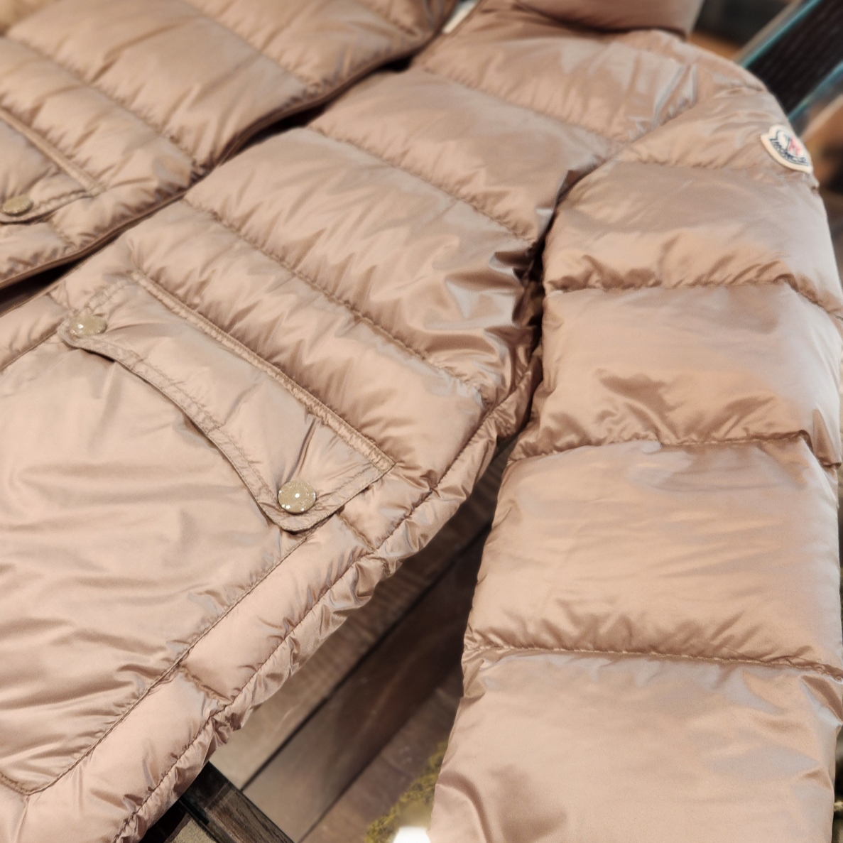 (W) Moncler Abricotier Down Jacket Oatmeal Beige - 21FW 착용 스타일 - 3