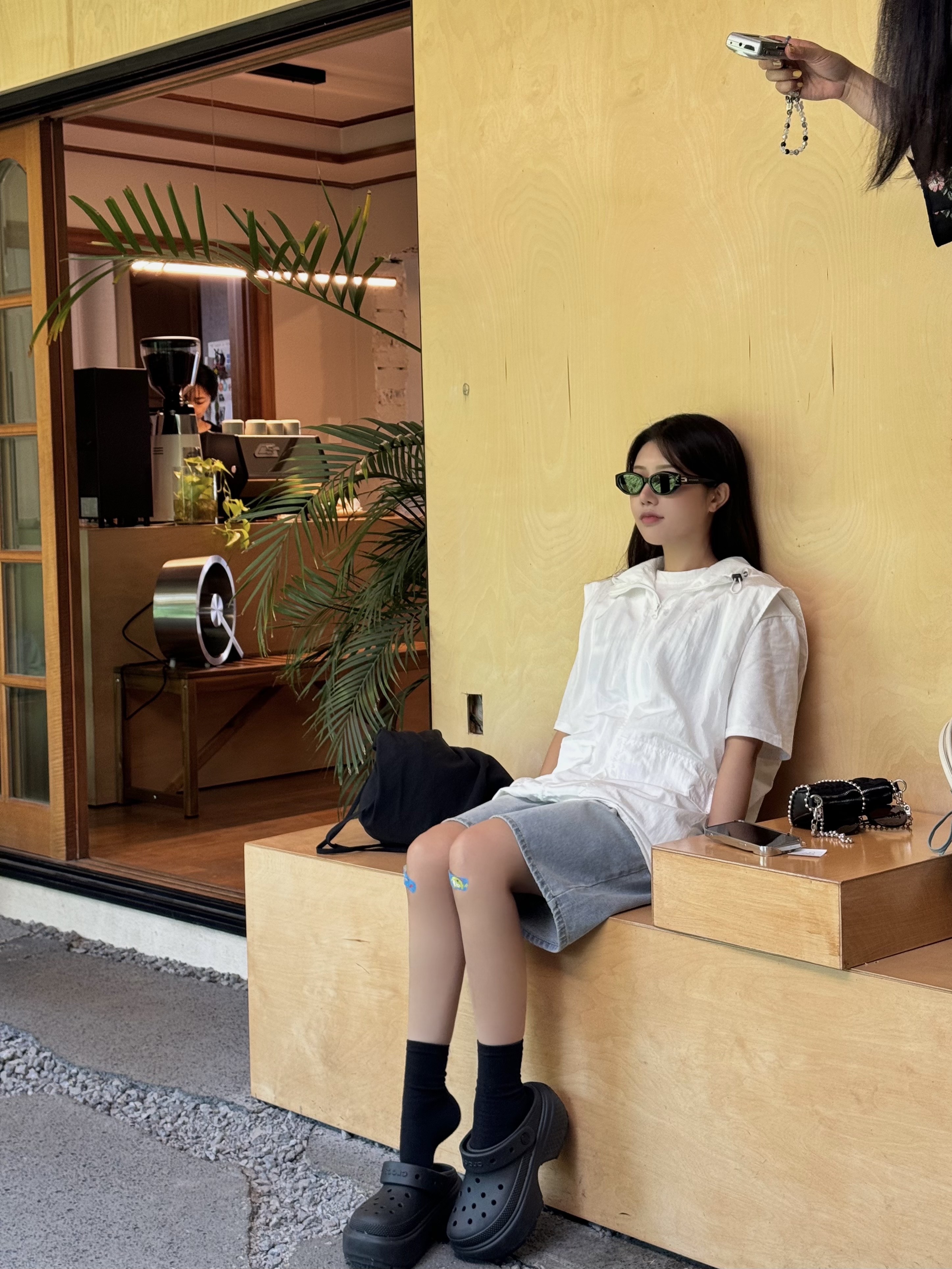 Gentle Monster Dada 01 Black, Crocs Stomp Clog Black 착용 스타일