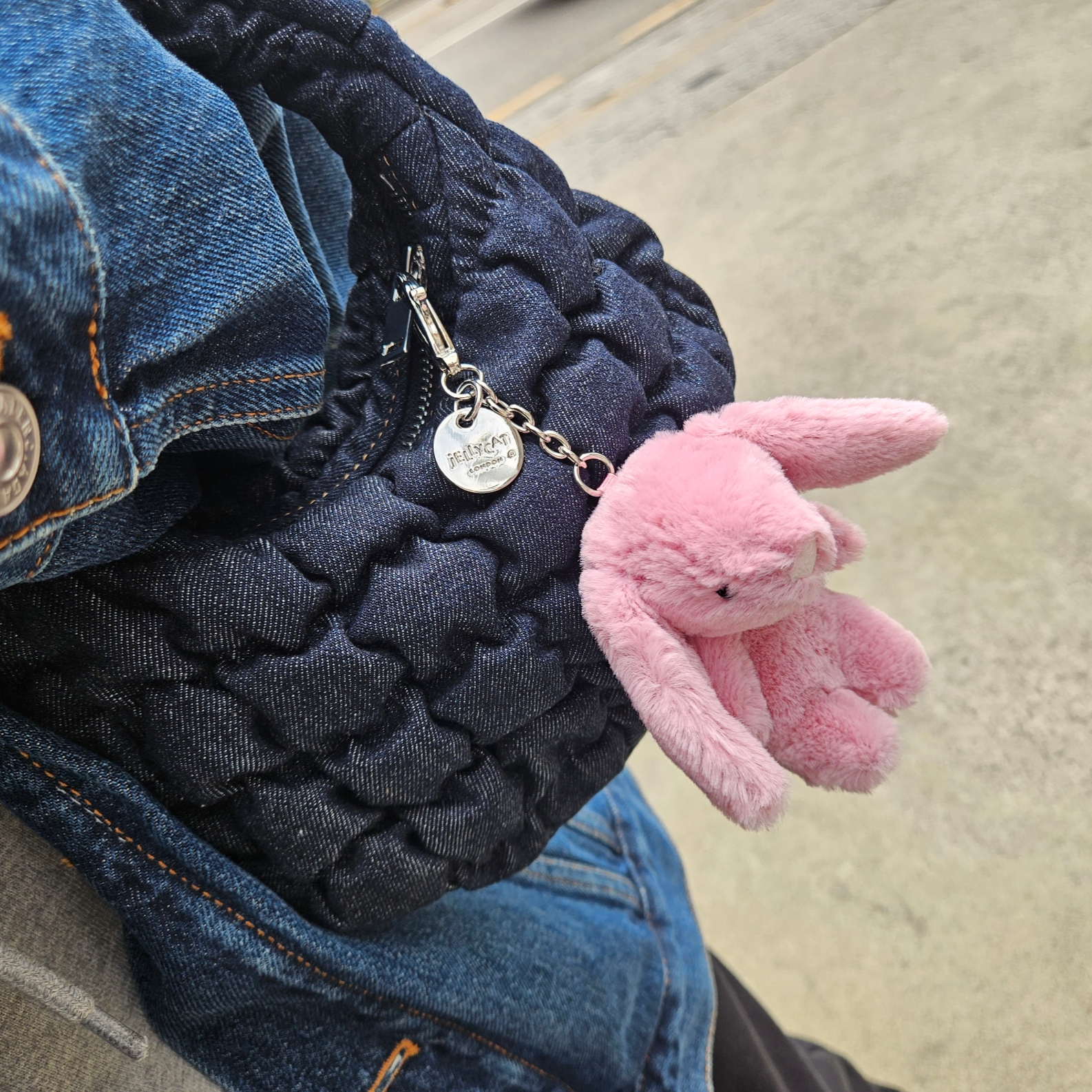 COS Quilted Micro Bag Dark Blue Denim 착용 스타일 - 5