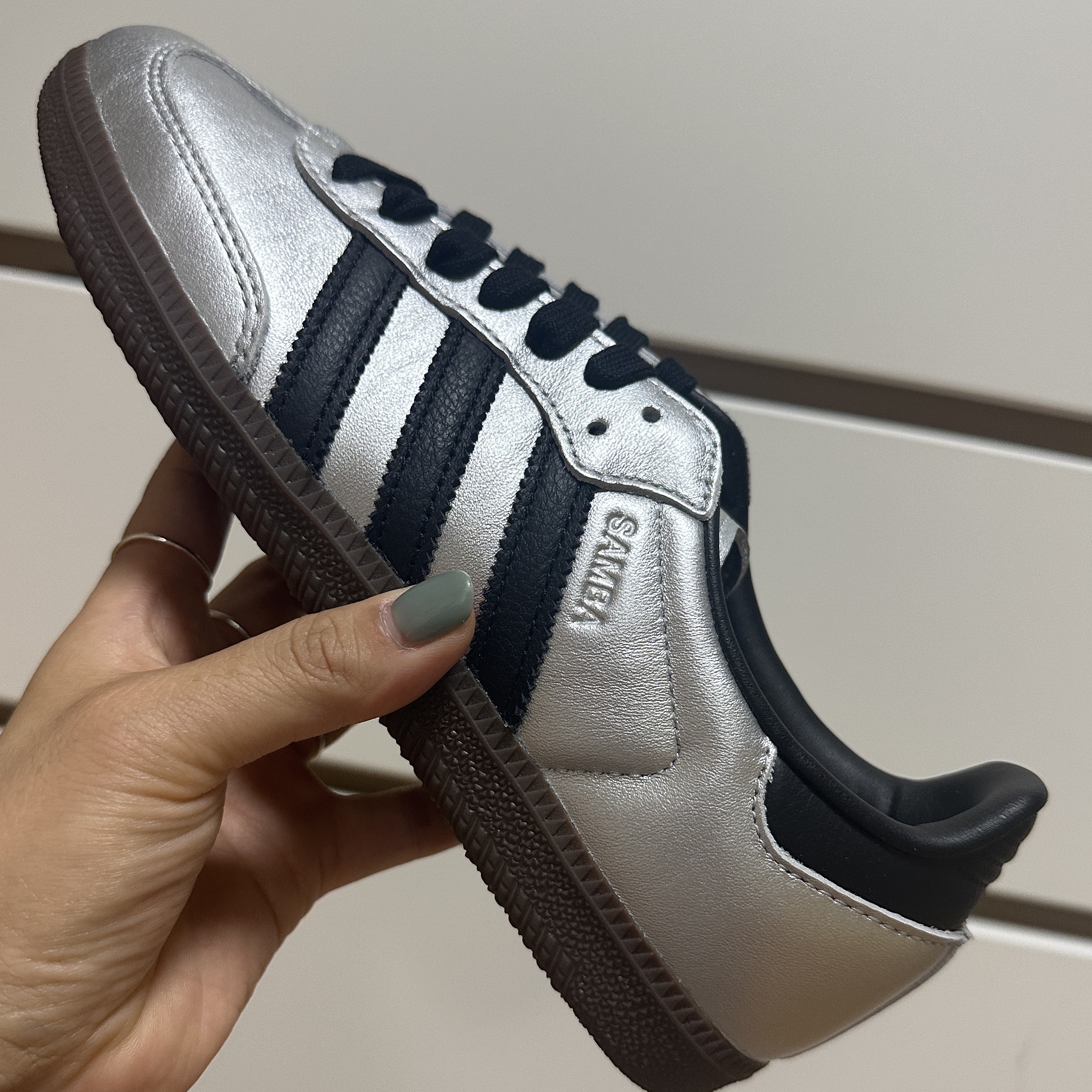 (W) Adidas Samba OG Silver Metalic Core Black Gum 착용 스타일 - 3