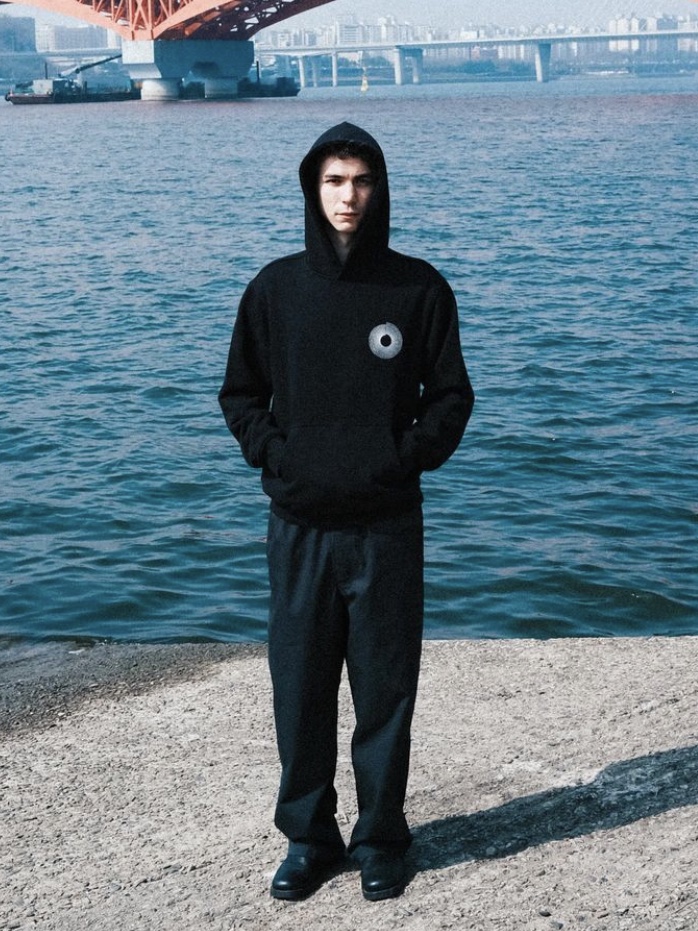 Curated Parade Uncircle Hoodie Black 착용 스타일 - 1