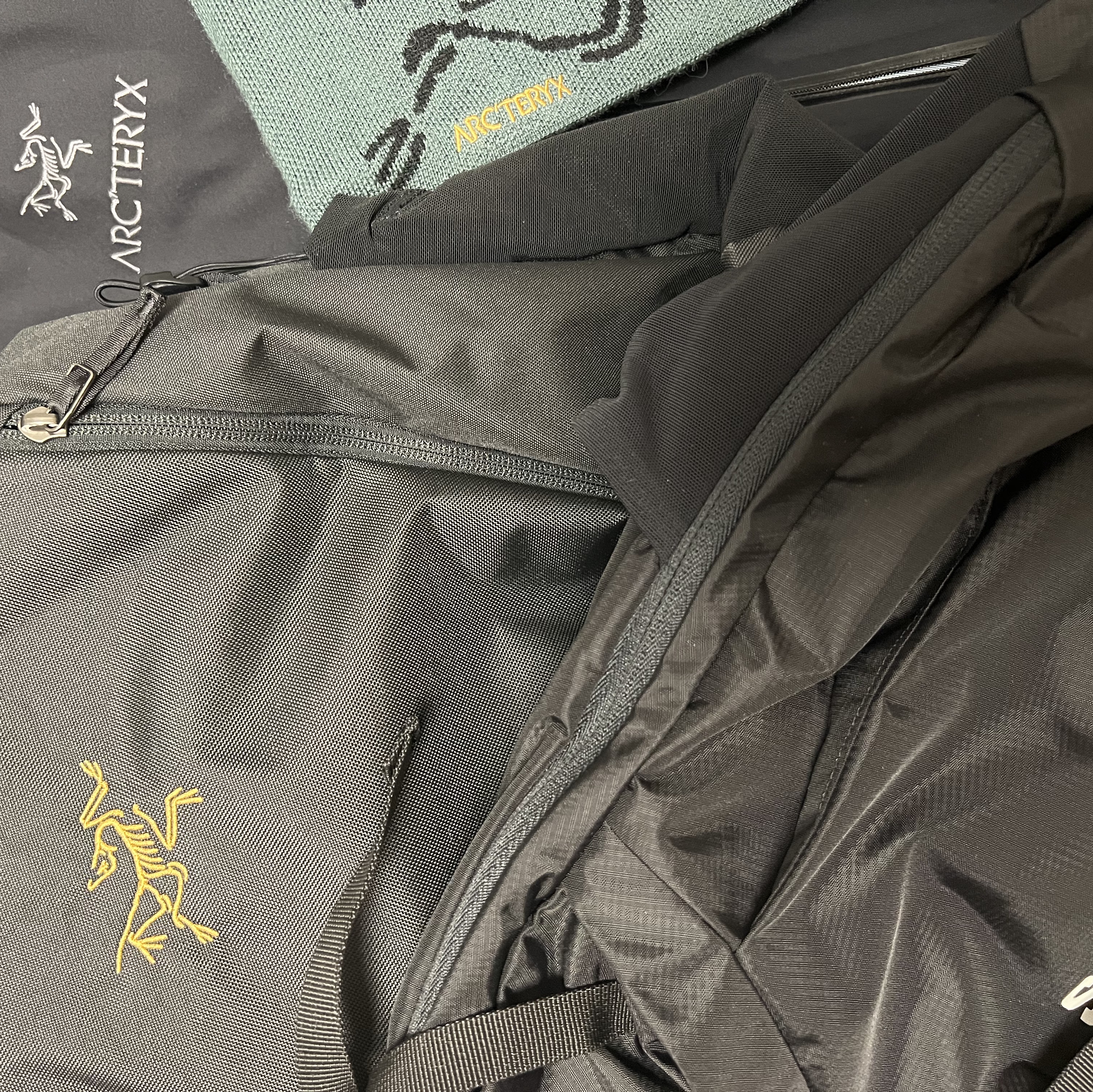 Arc'teryx Mantis 26 Backpack Black, Arc'teryx Bird Head Toque Dark Magic 착용 스타일