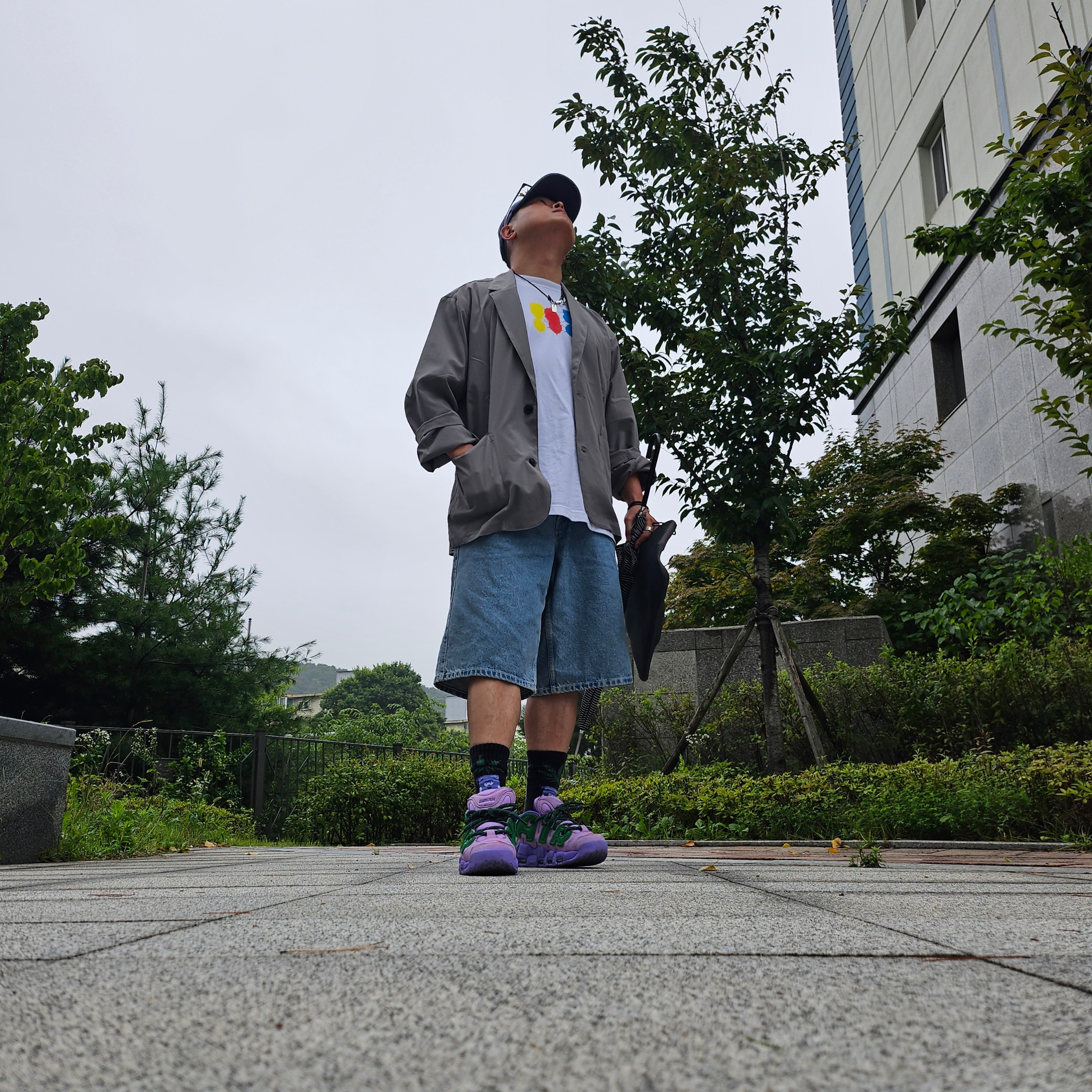 Supreme Script Baggy Denim Short Washed Indigo - 24SS, Supreme Pigment Canvas S Logo 6-Panel Navy - 23SS 착용 스타일 - 1