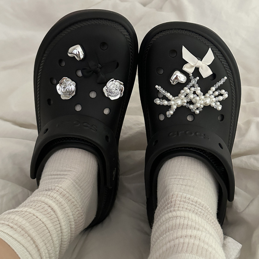 (W) Crocs Classic Platform Clog Black, Crocs Classic Crush Clog Black 착용 스타일 - 1