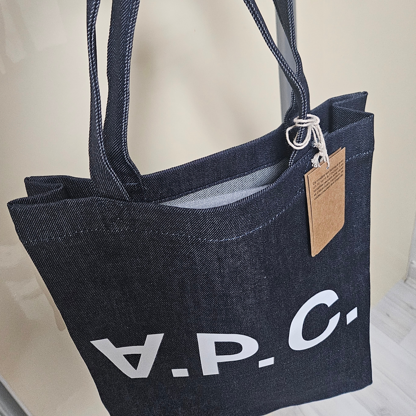 A.P.C. Laure Tote Bag Blue 착용 스타일