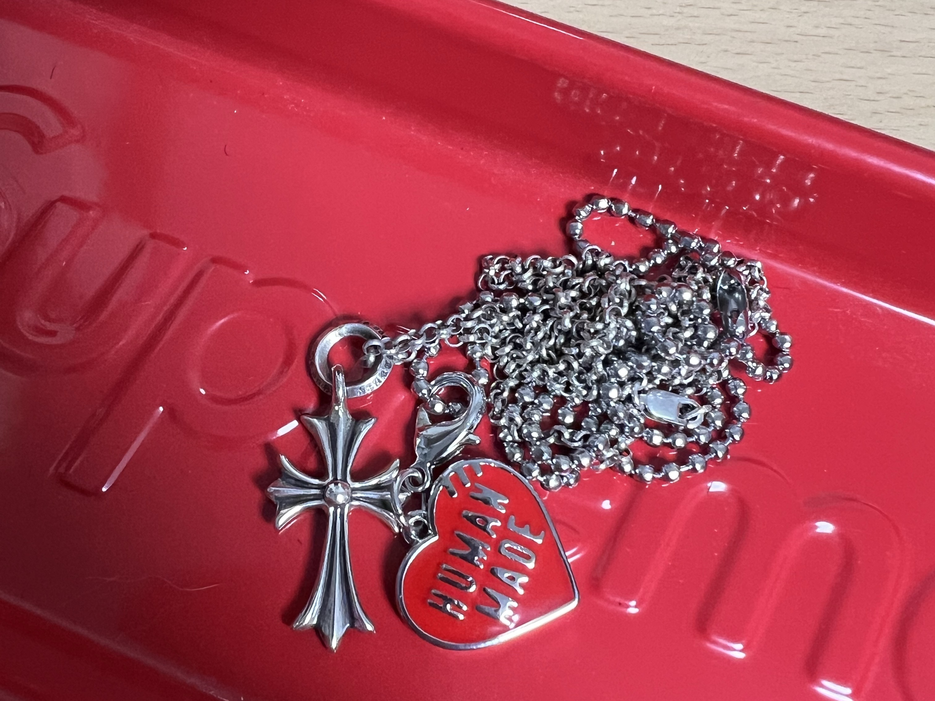 Supreme x Dulton Tray Red - 23SS, Hansroom Chrome Hearts Tiny CH cross Charm 착용 스타일
