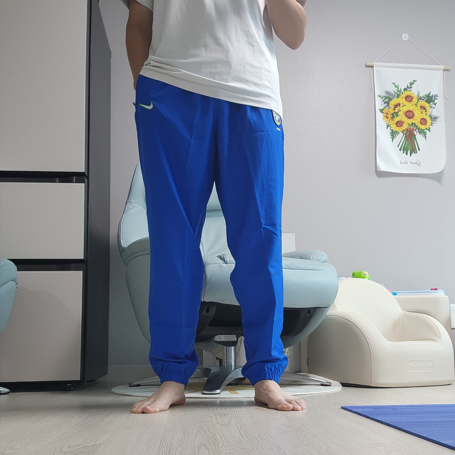 Nike Brazil 1998 Reissue Soccer Replica Track Pants Lyon Blue (FZ6716-438) 착용 스타일 - 1