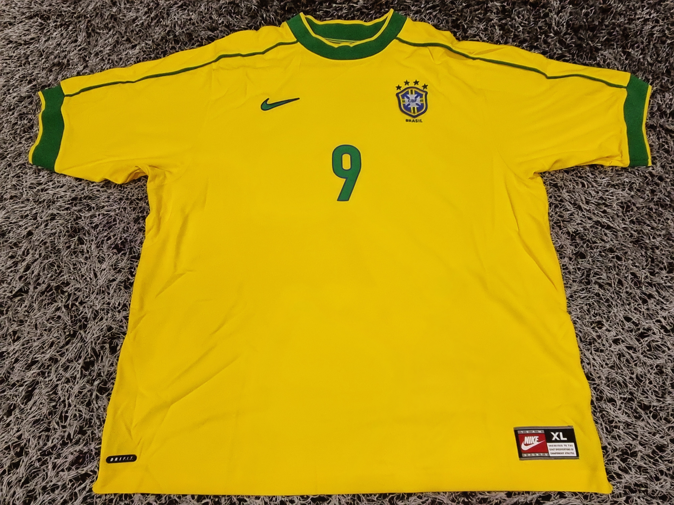 Nike Brazil 1998 Reissue Soccer Replica Jersey Varsity Maize Ronaldo (Marking Ver.) 착용 스타일 - 1