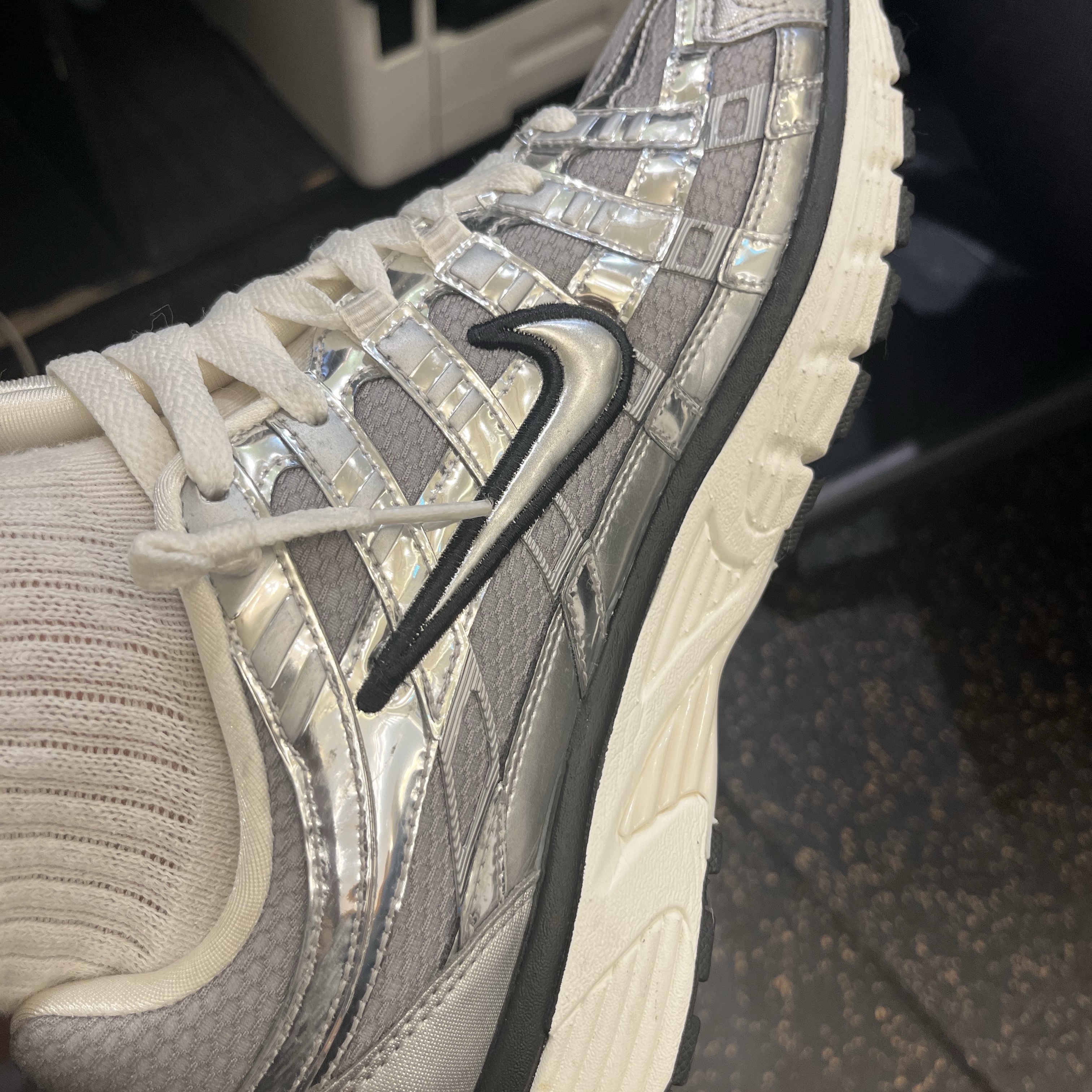 Nike P-6000 Metallic Silver 착용 스타일