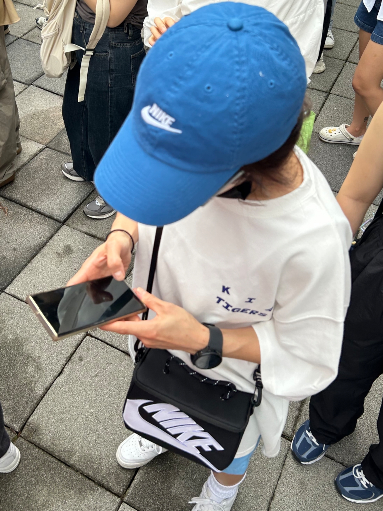Kia Tigers x IAB Studio Brand Day T-Shirt White, Nike Heritage 86 Futura Washed Cap Dark Marina Blue 착용 스타일 - 2