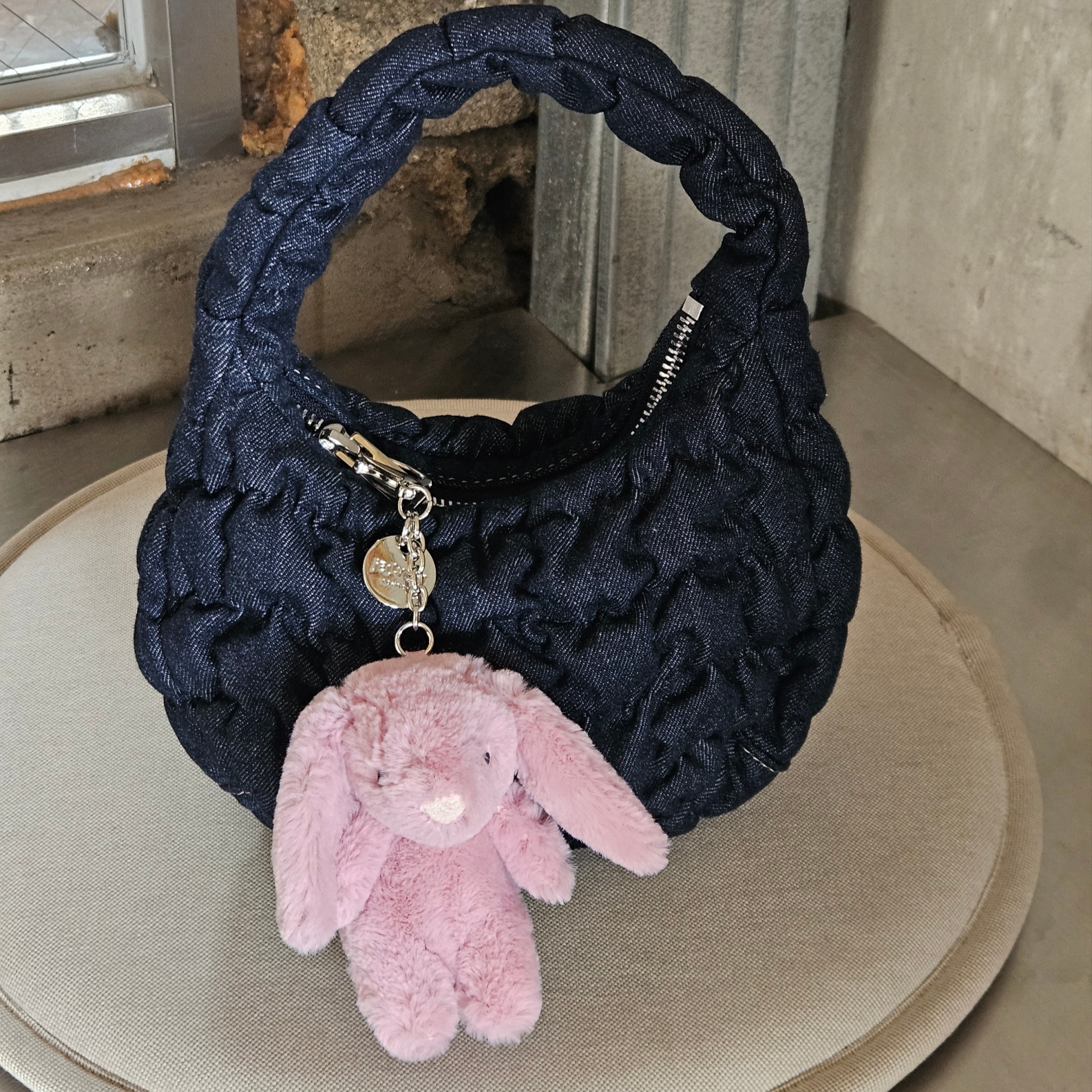 COS Quilted Micro Bag Dark Blue Denim 착용 스타일 - 3