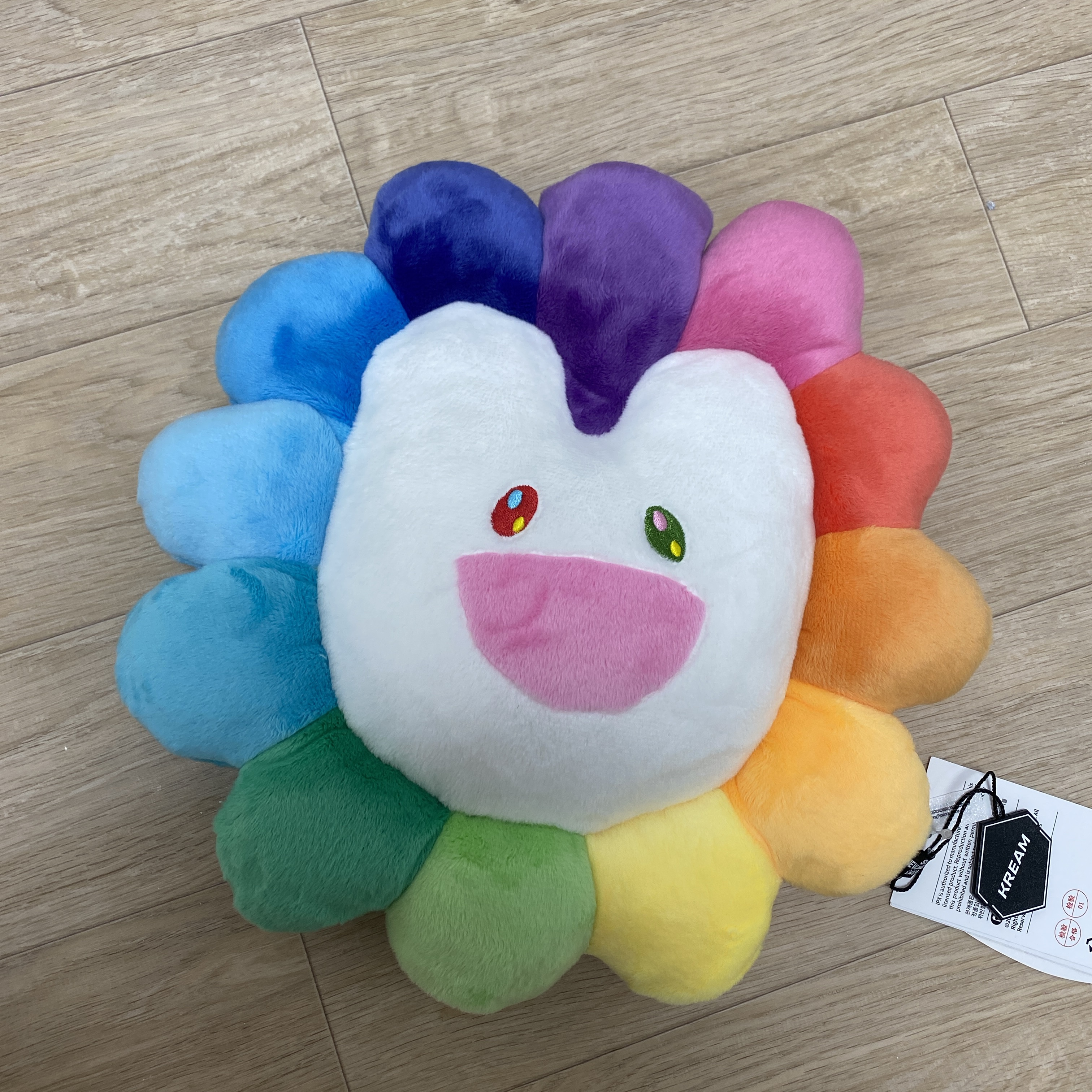 NewJeans x Murakami Cushion 30cm 착용 스타일 - 2
