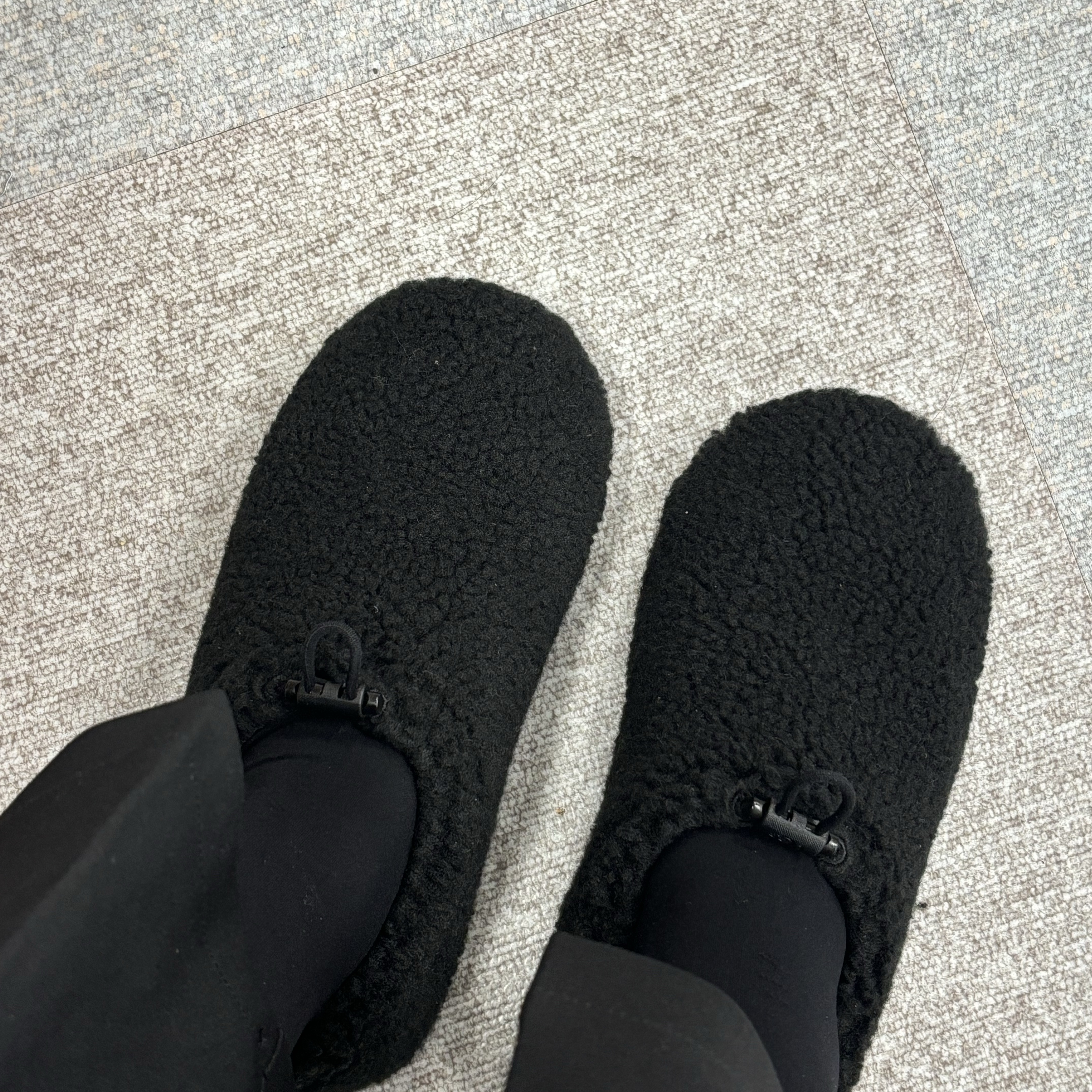 (W) UGG Plushy Slipper Black 착용 스타일