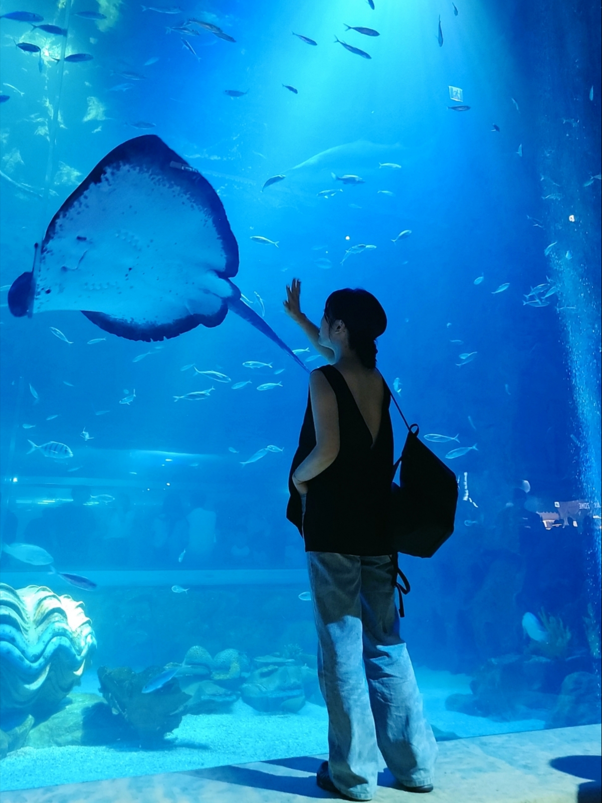 Asics Gel-Kayano 14 Black Pure Silver, Arc'teryx Heliad 15 Backpack Black 착용 스타일 - 2