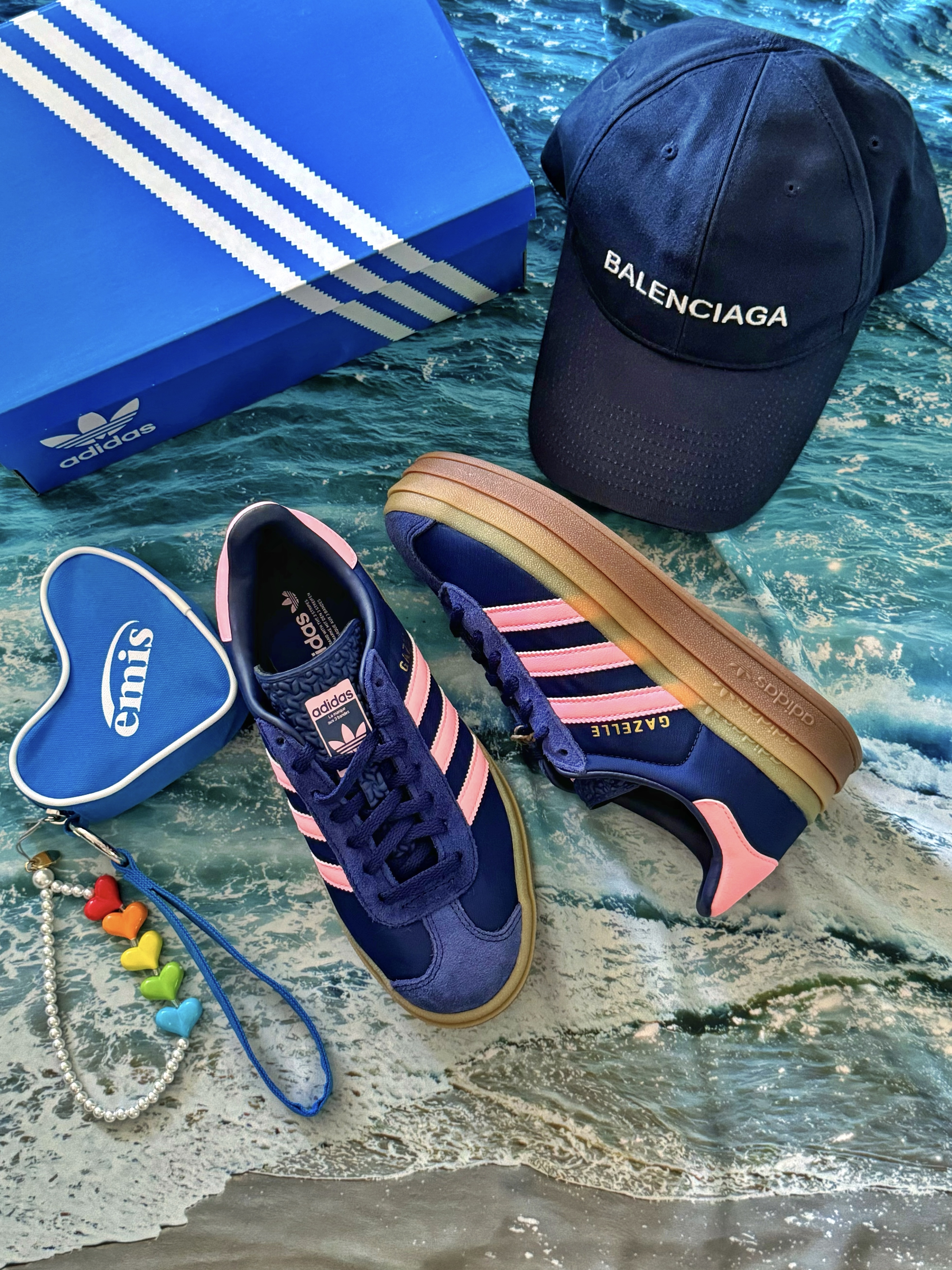 (W) Adidas Gazelle Bold Dark Blue Pink Spark, Emis Heart Keyring Pouch Blue 착용 스타일 - 1
