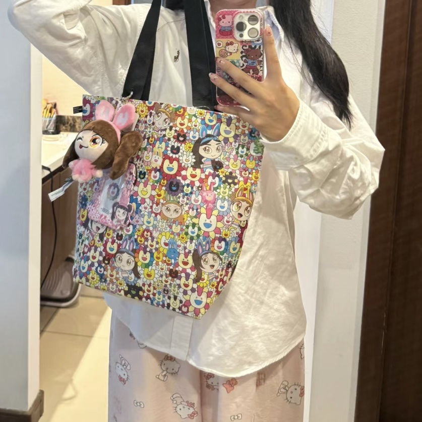 NewJeans x Murakami Medium Reusable Bag 착용 스타일