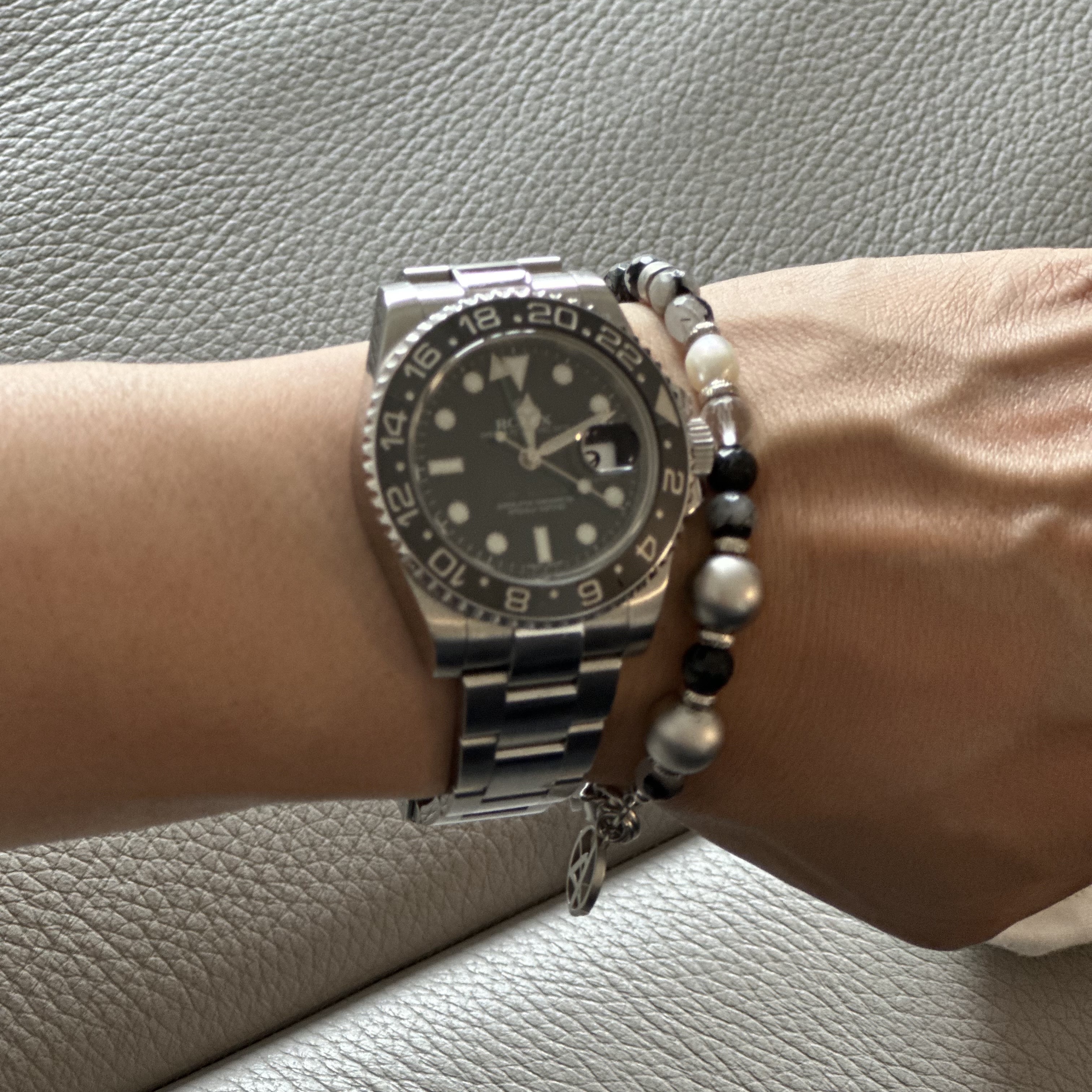 Haleine Gemstone Metal Bracelet Black (VA207), Rolex GMT-Master II 40mm 126710GRNR Black Oyster 착용 스타일 - 1