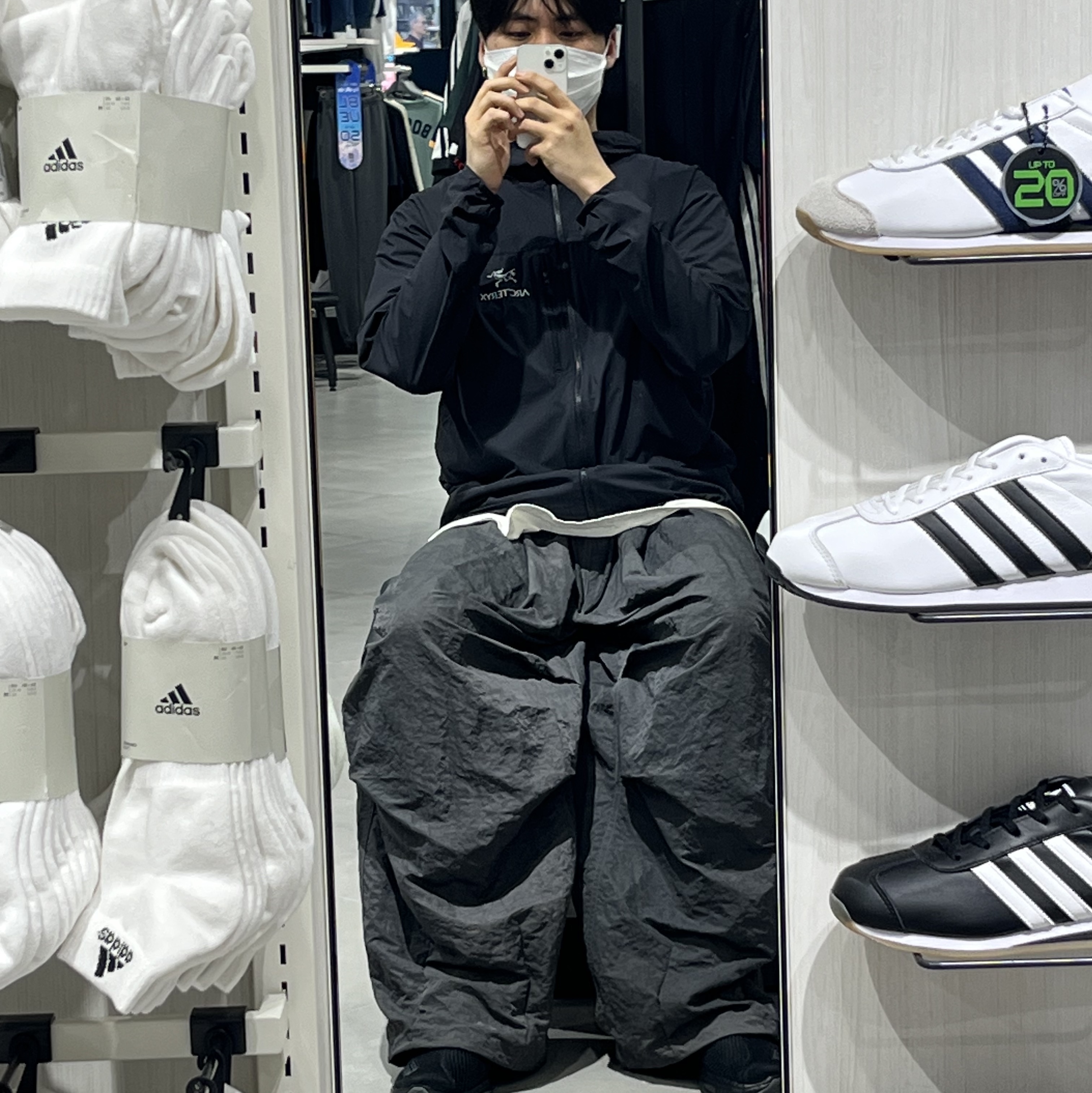 Arc'teryx Squamish Hoody Black, Salomon RX Moc 3.0 Suede Black Magnet 착용 스타일