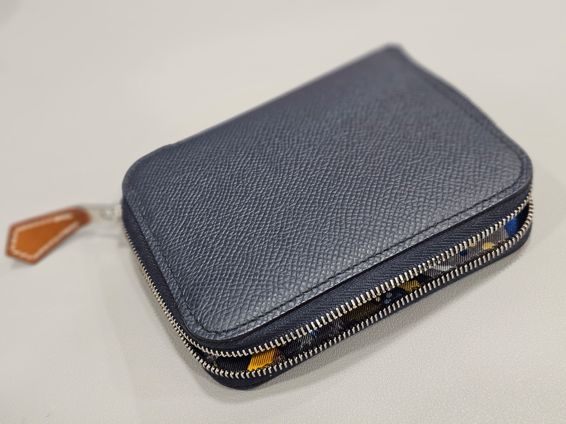 Hermes Silk'In Compact Wallet Epsom Barenia & Palladium Bleu Indigo Caban Jaune Ambre 착용 스타일 - 2