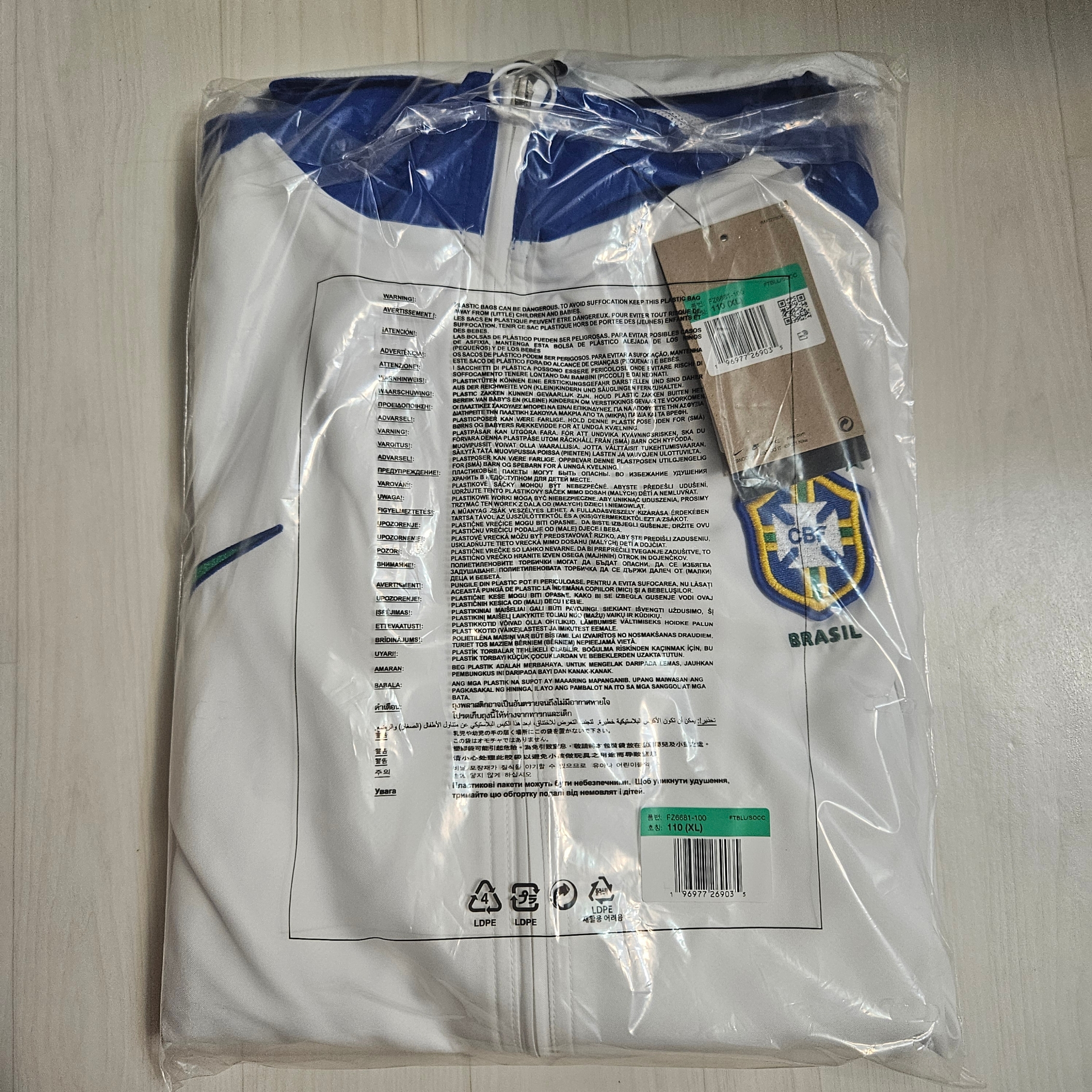 Nike Brazil 1998 Reissue Soccer Replica Track Jacket White (FZ6681-100) 착용 스타일