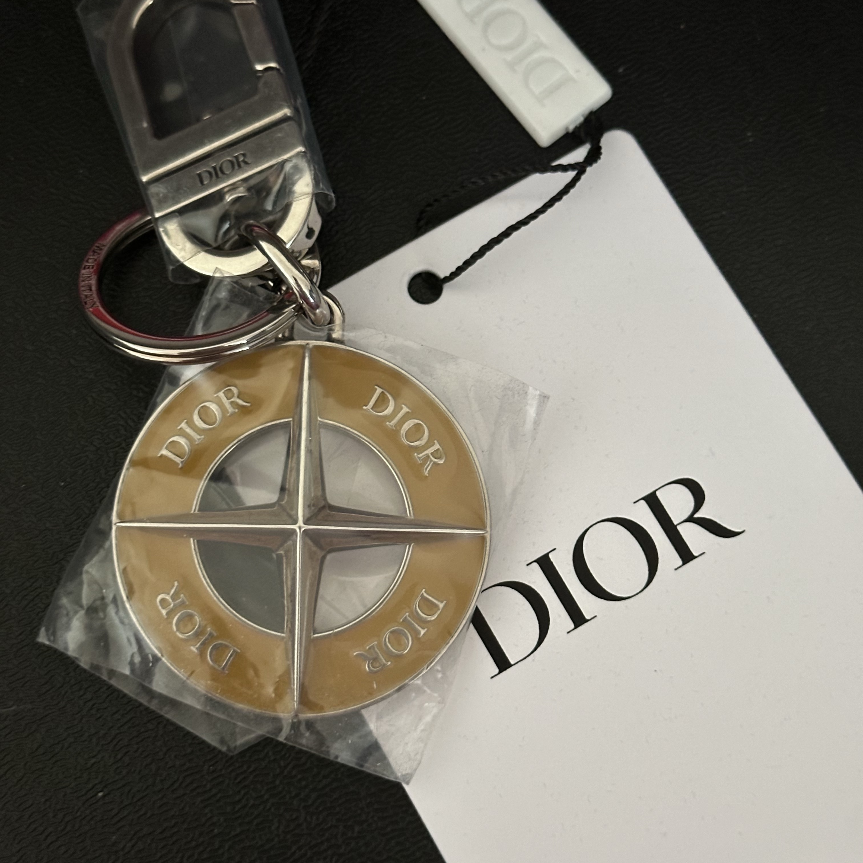 Dior x Stone Island Key Ring Palladium Finish Brass and Yellow Enamel 착용 스타일