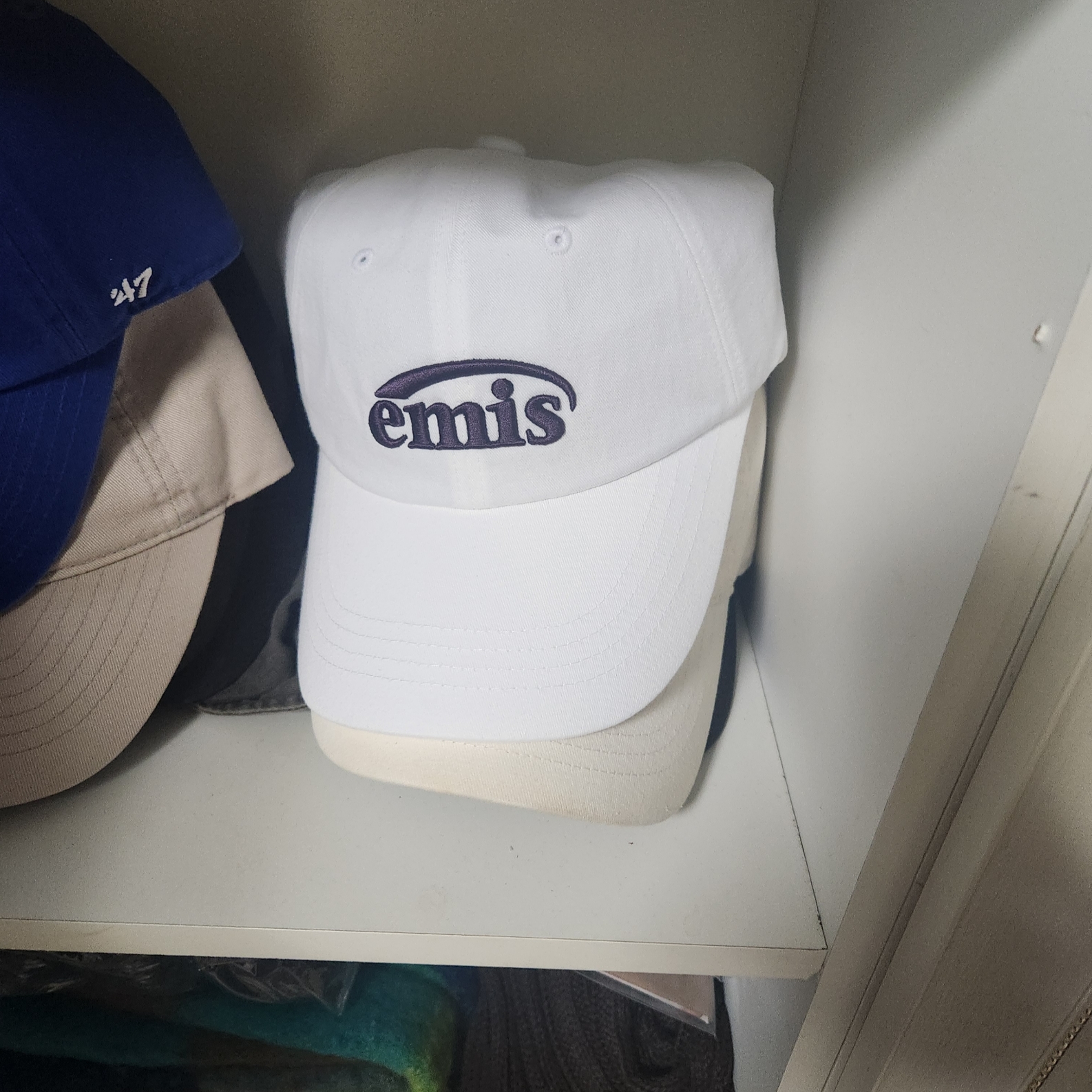 Emis New Logo Emis Cap White 착용 스타일