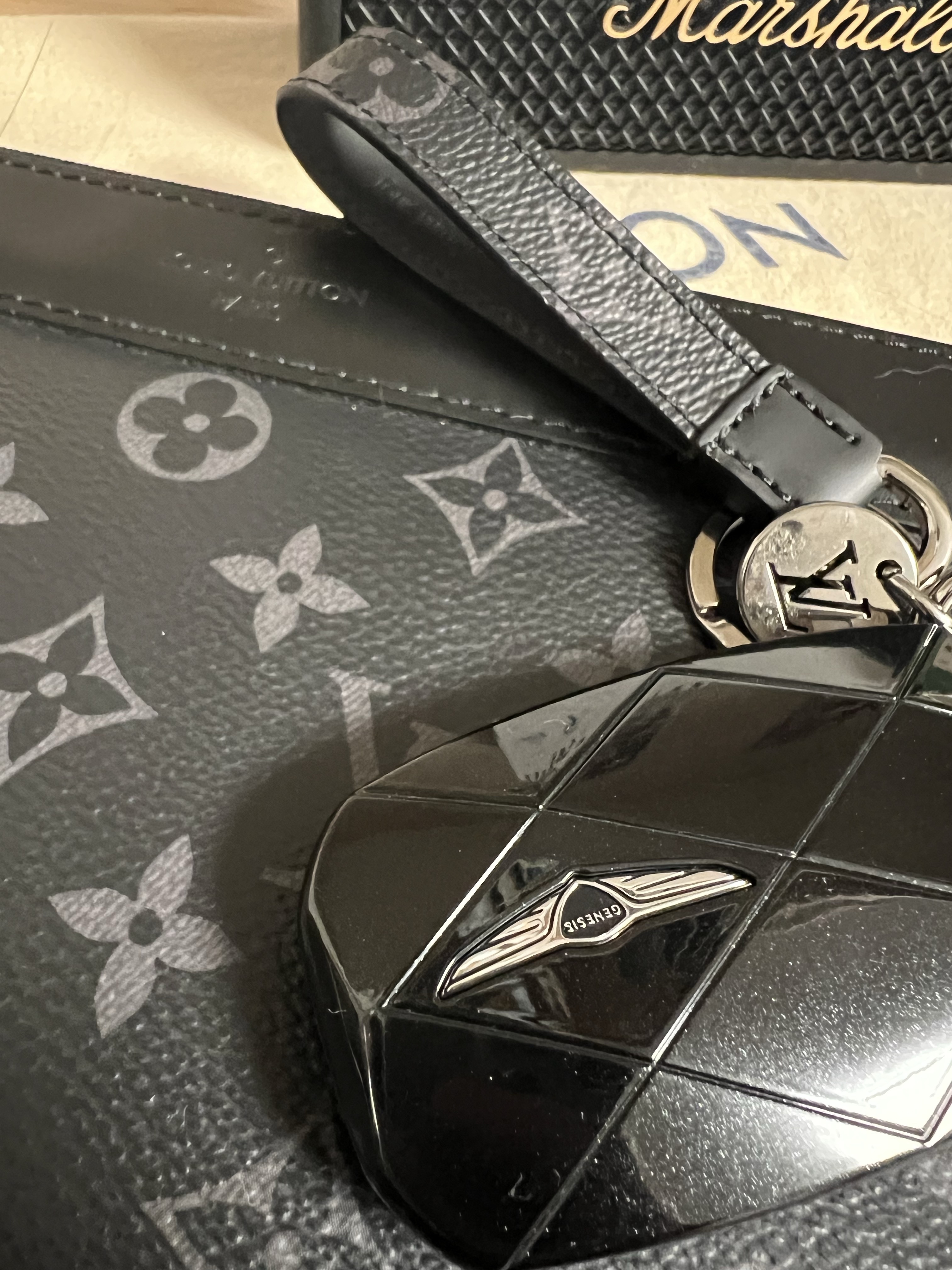 Louis Vuitton Discovery Pochette Monogram Eclipse, Louis Vuitton Dragonne Bag Charm & Key Holder Monogram Eclipse 착용 스타일