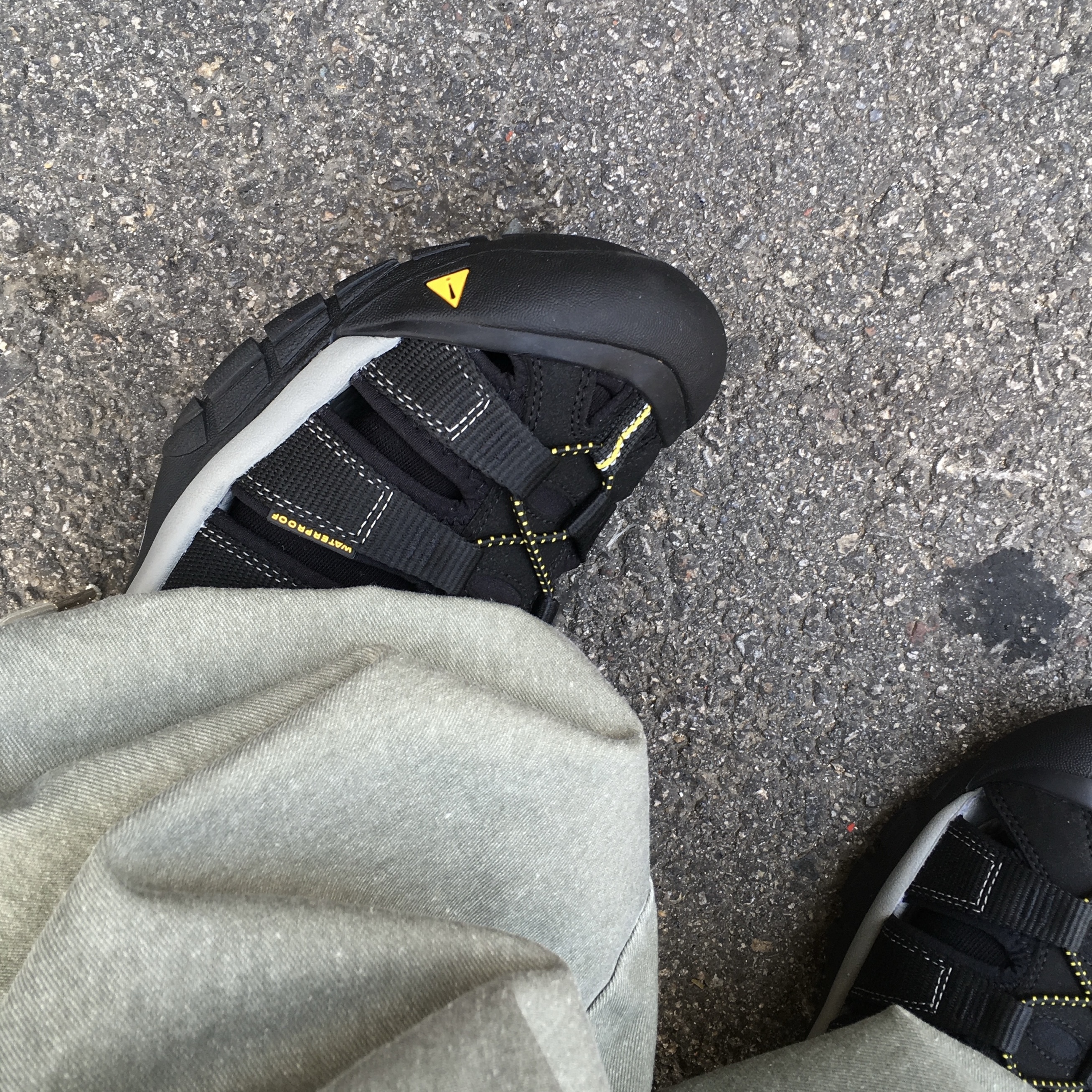 Keen Newport H2 Black 착용 스타일 - 1