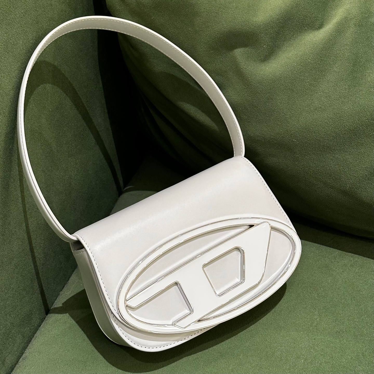 Diesel 1DR Shoulder Bag in Nappa Leather White 착용 스타일