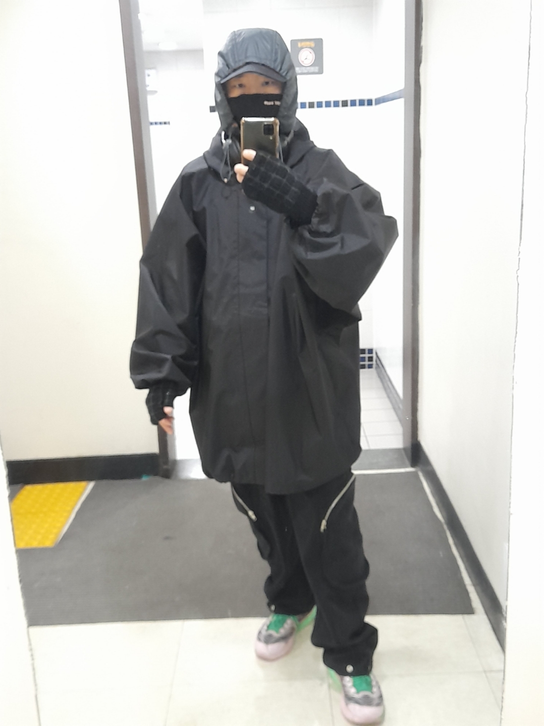 Yeezy Gap Engineered By Balenciaga T-Cut Parka Black 착용 스타일