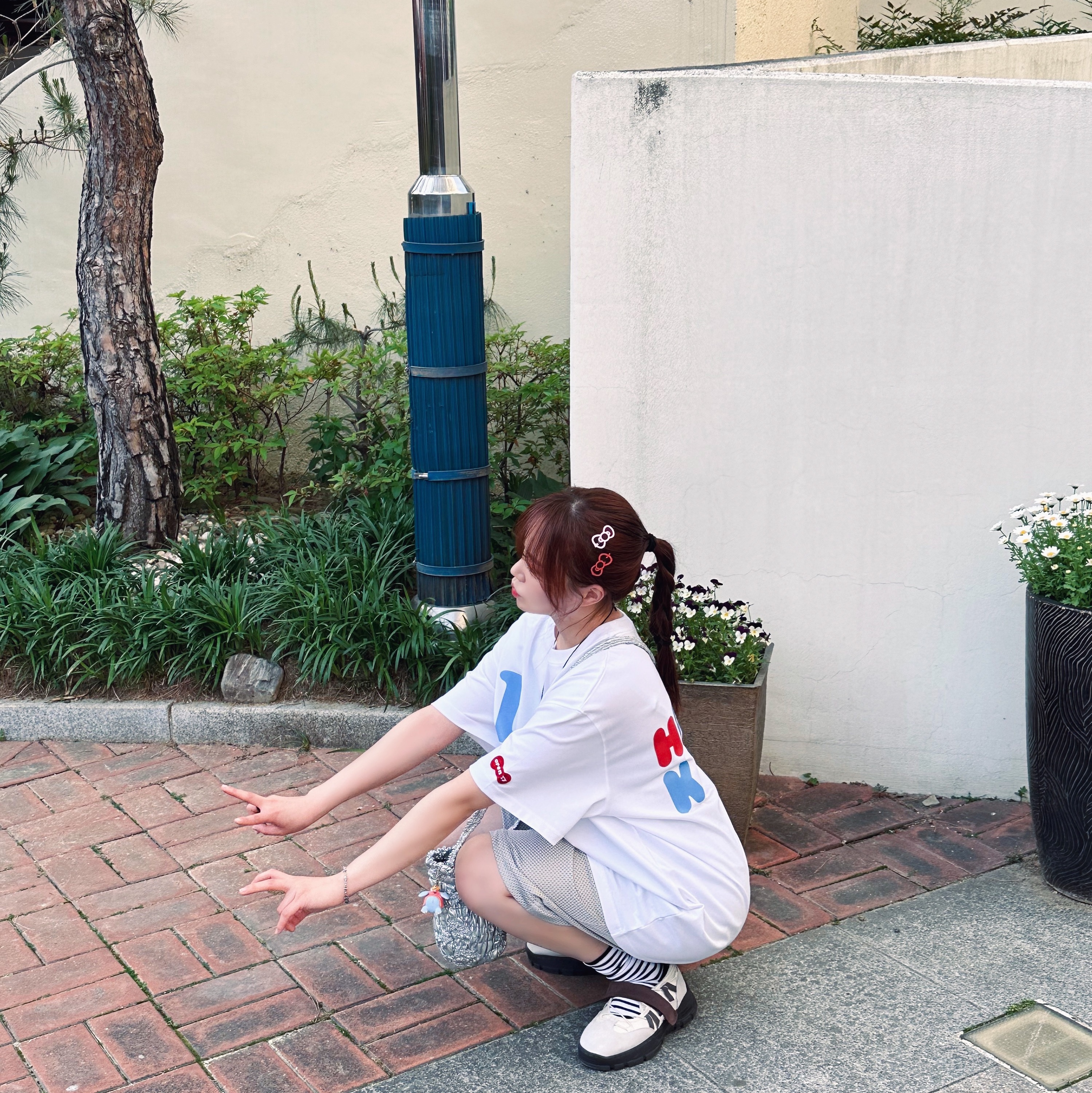 Open Yy x Hello Kitty T-Shirt White, Open Yy x Hello Kitty Mesh Shorts Gray 착용 스타일 - 2