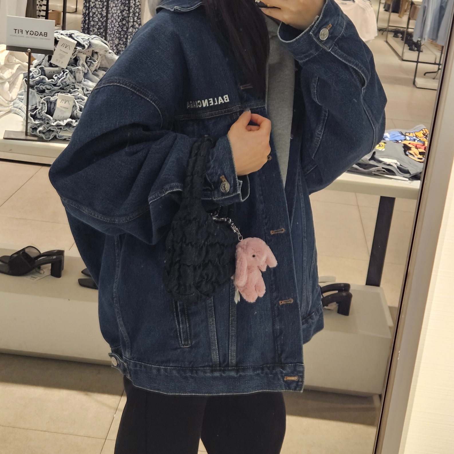 COS Quilted Micro Bag Dark Blue Denim 착용 스타일 - 1