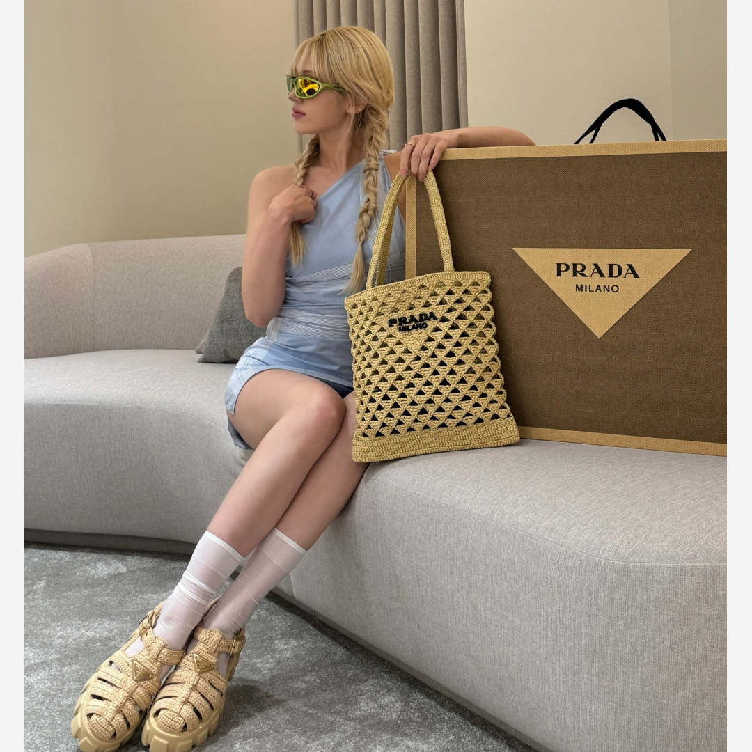 (W) Prada Monolith Crochet Cage Sandals Natural 착용 스타일 - 2